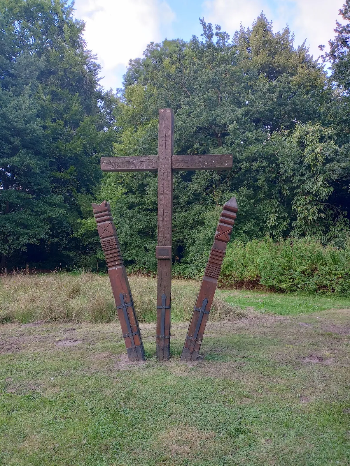 Вид на Парк Клостер с элементами исторической архитектуры и зелеными насаждениями