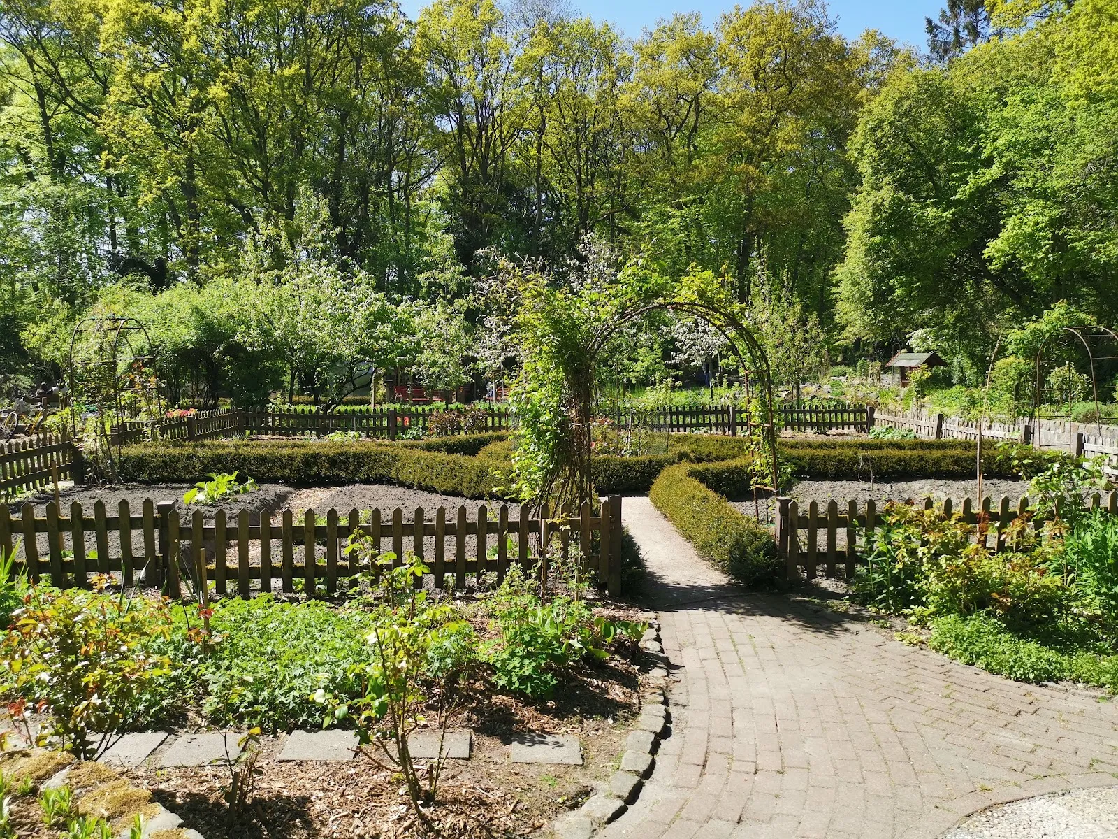 Вид на Парк Клостер с элементами исторической архитектуры и зелеными насаждениями