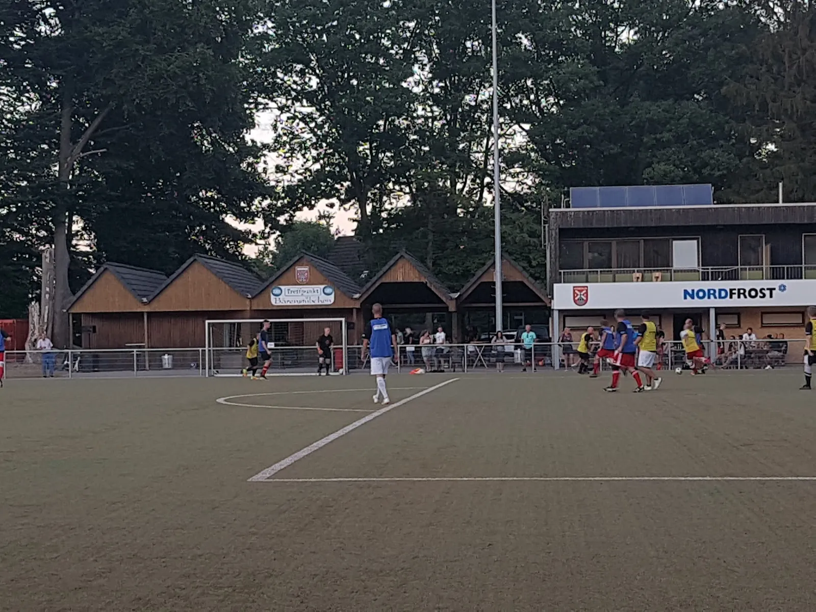 Вид на Парк Клостер с элементами исторической архитектуры и зелеными насаждениями