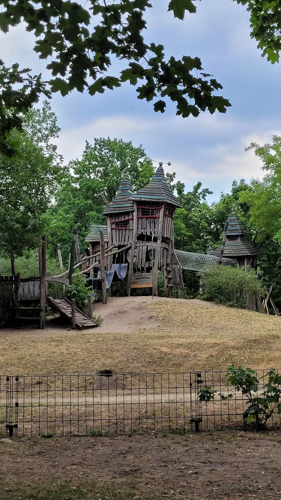 Парк Нелли Закс, зеленые деревья и аллеи