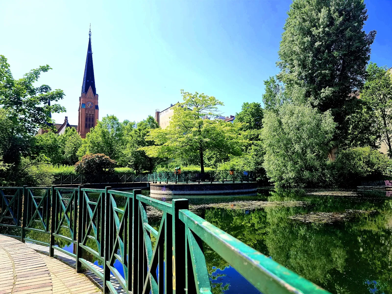 Парк Нелли Закс, зеленые деревья и аллеи