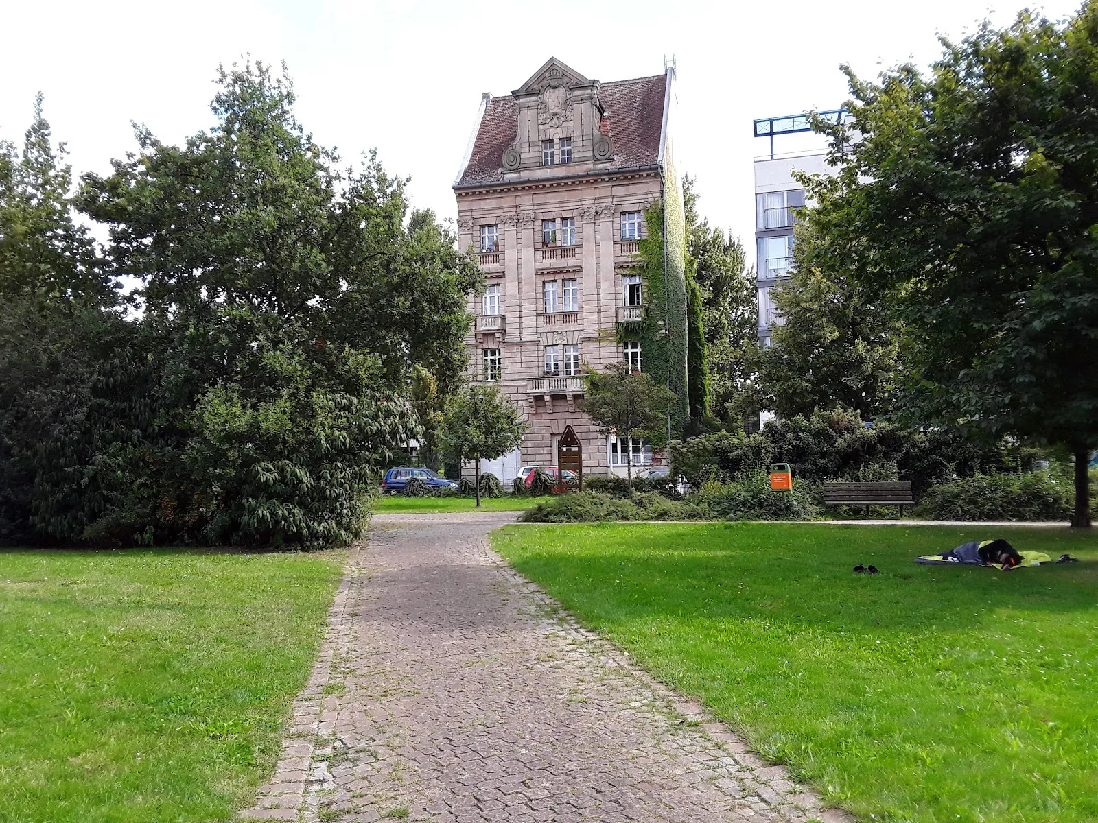 Парк Нелли Закс, зеленые деревья и аллеи