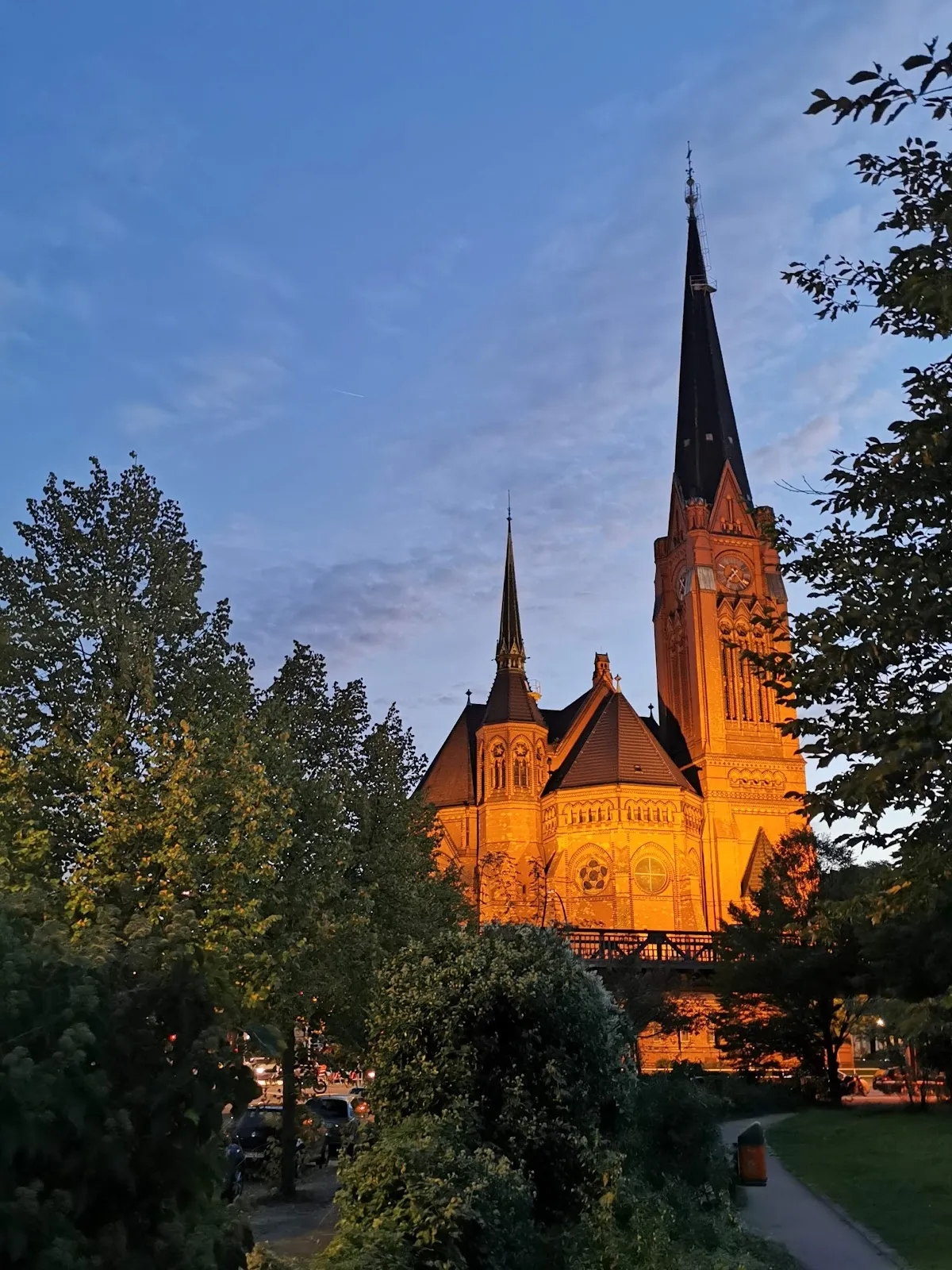 Парк Нелли Закс, зеленые деревья и аллеи