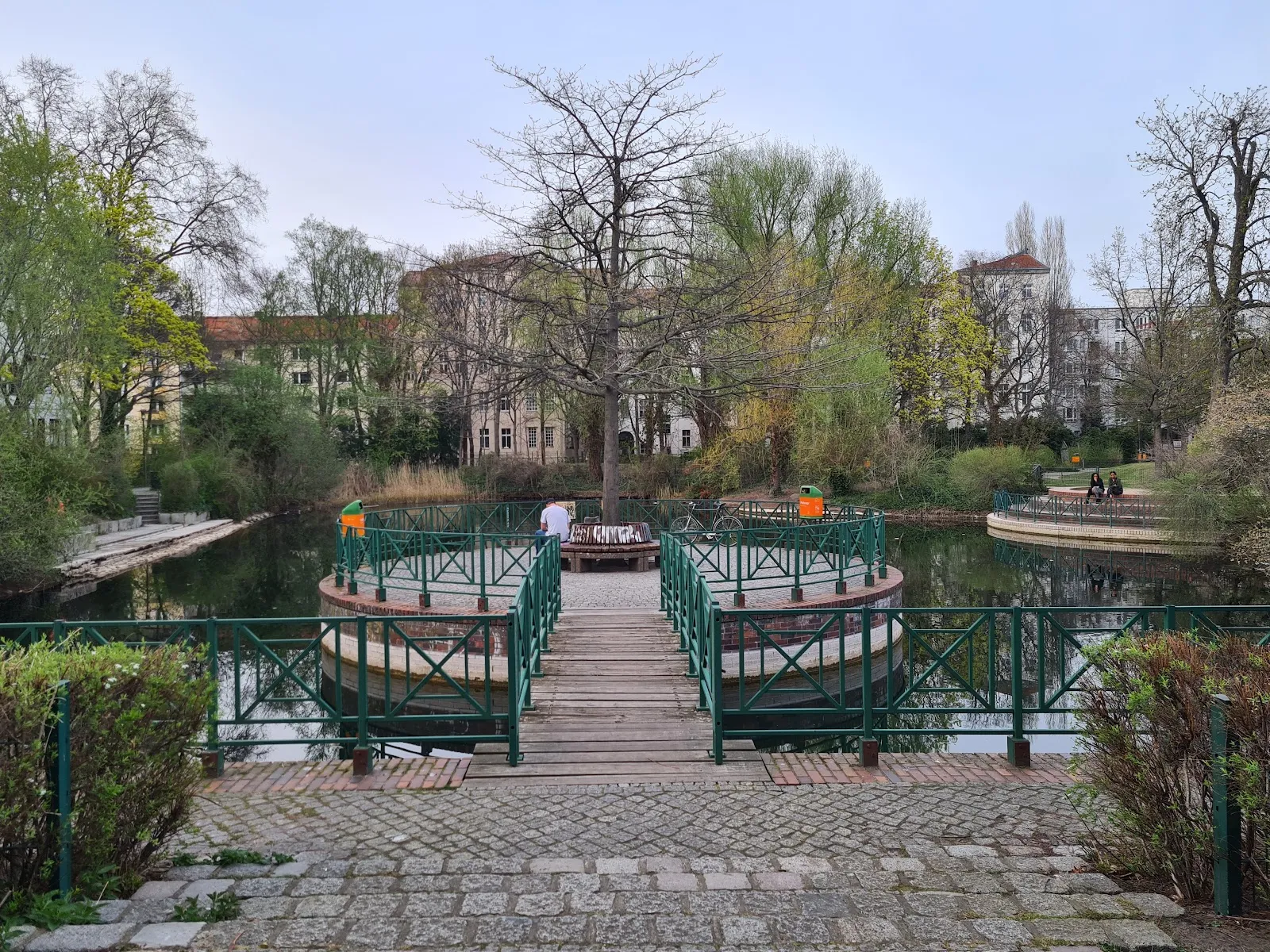 Парк Нелли Закс, зеленые деревья и аллеи