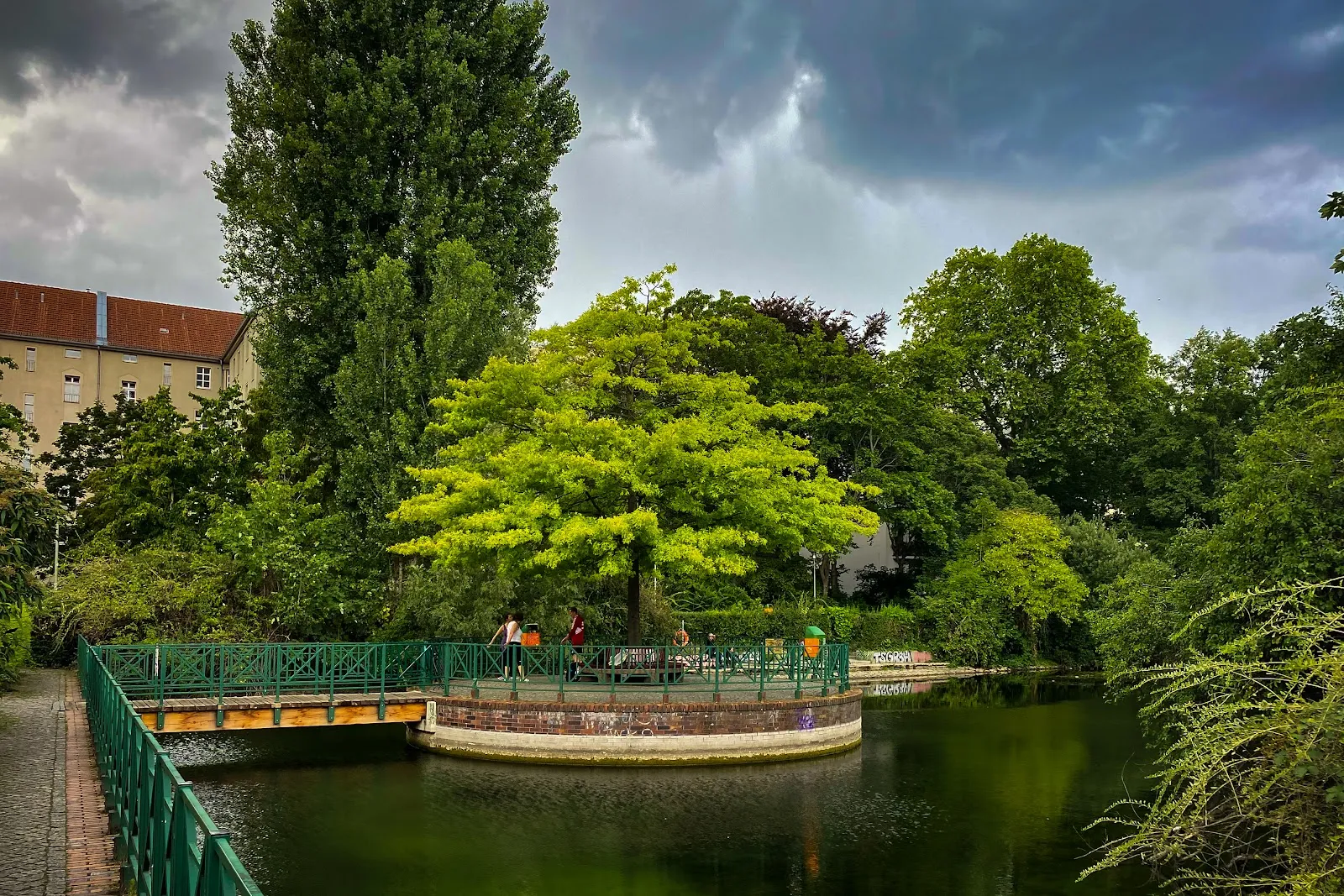 Парк Нелли Закс, зеленые деревья и аллеи