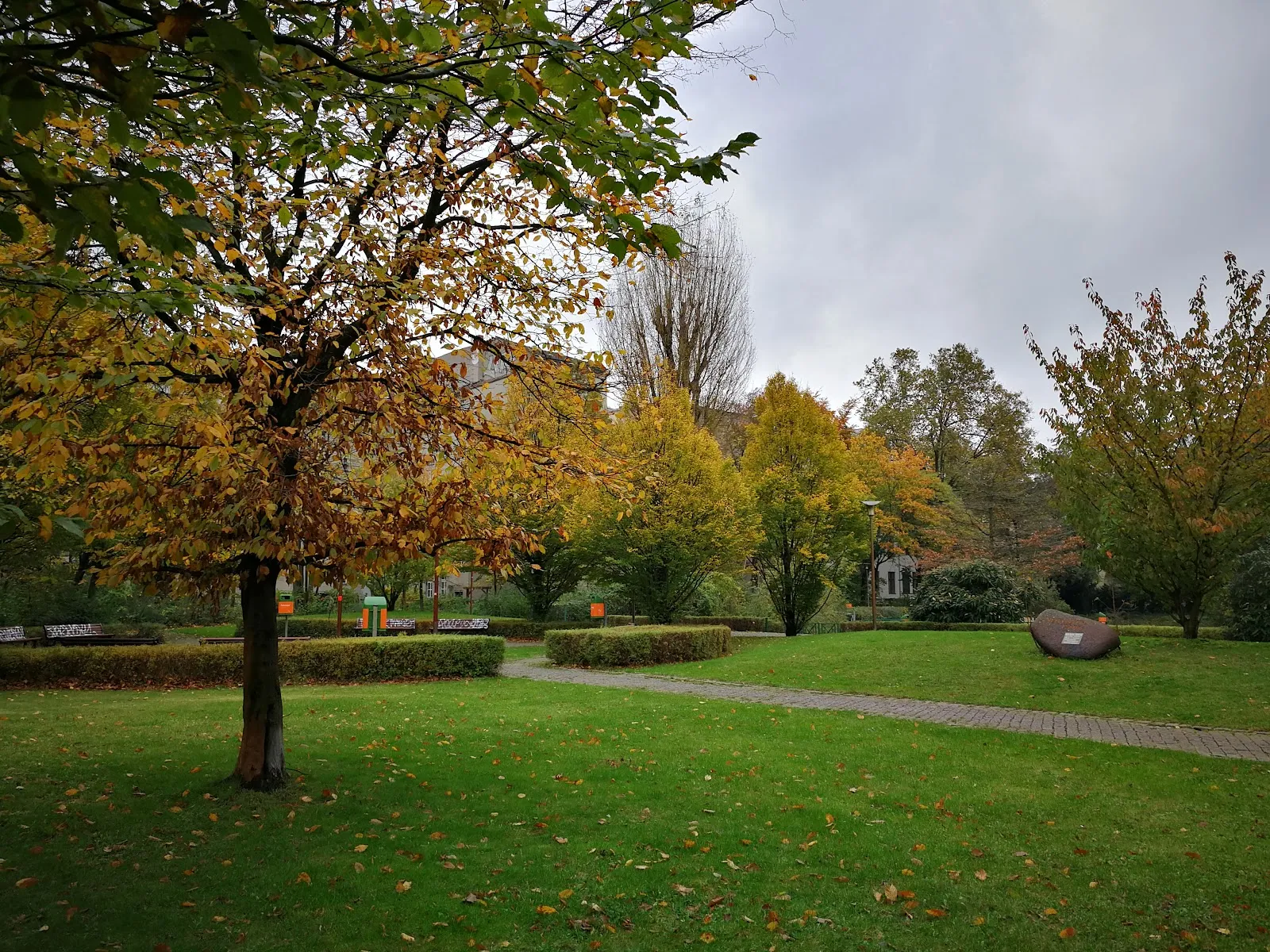Парк Нелли Закс, зеленые деревья и аллеи