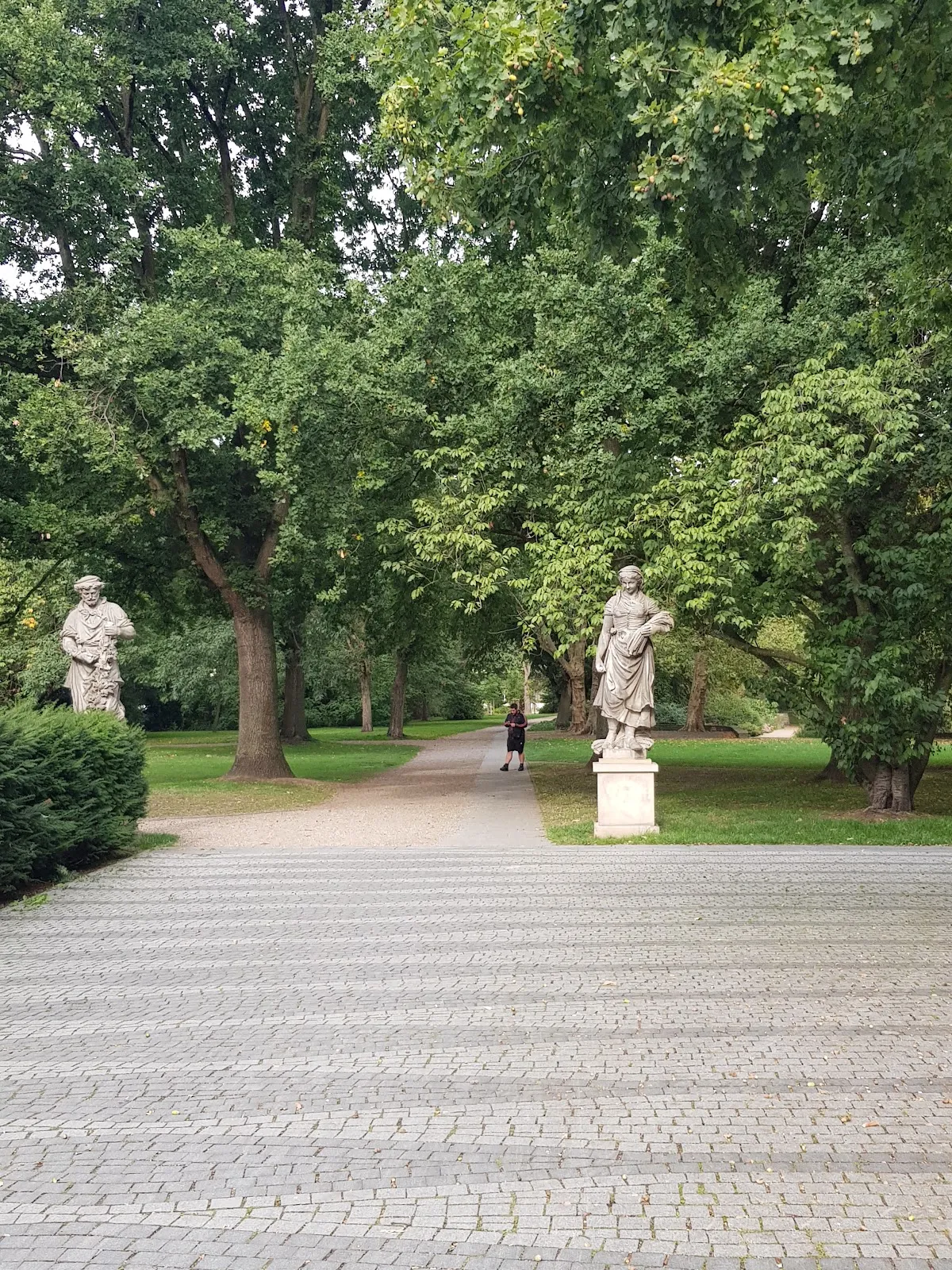 Парк Нойшванштайн в Бремене, зеленый парк с деревьями и тропинками