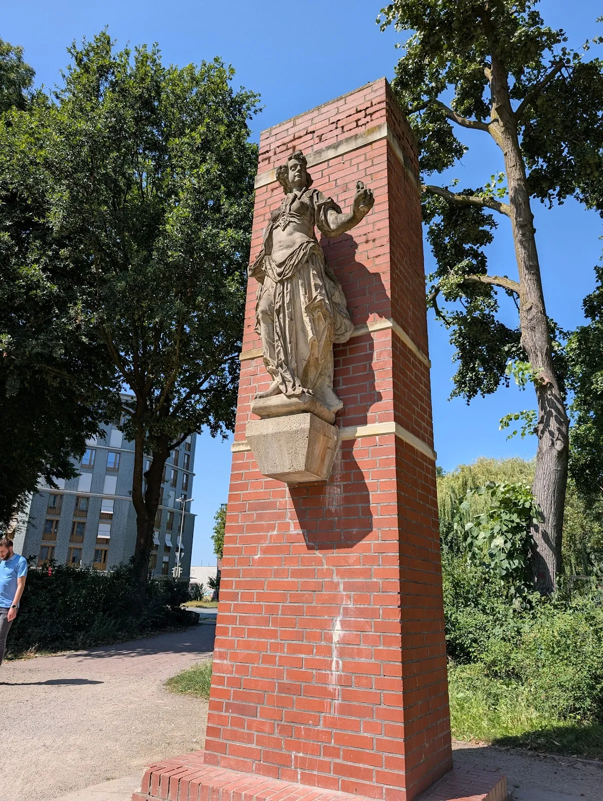 Парк Нойшванштайн в Бремене, зеленый парк с деревьями и тропинками