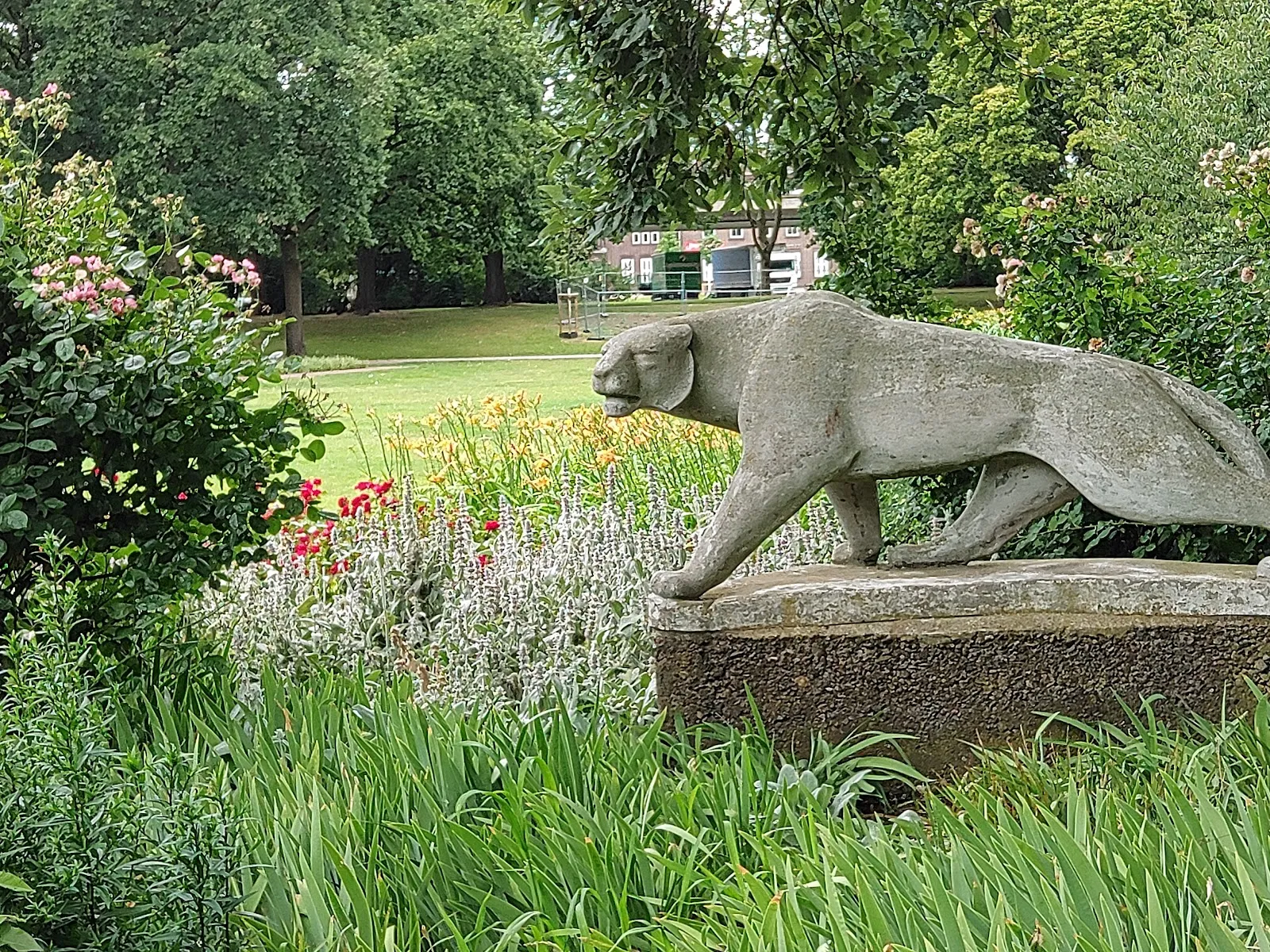 Парк Нойшванштайн в Бремене, зеленый парк с деревьями и тропинками