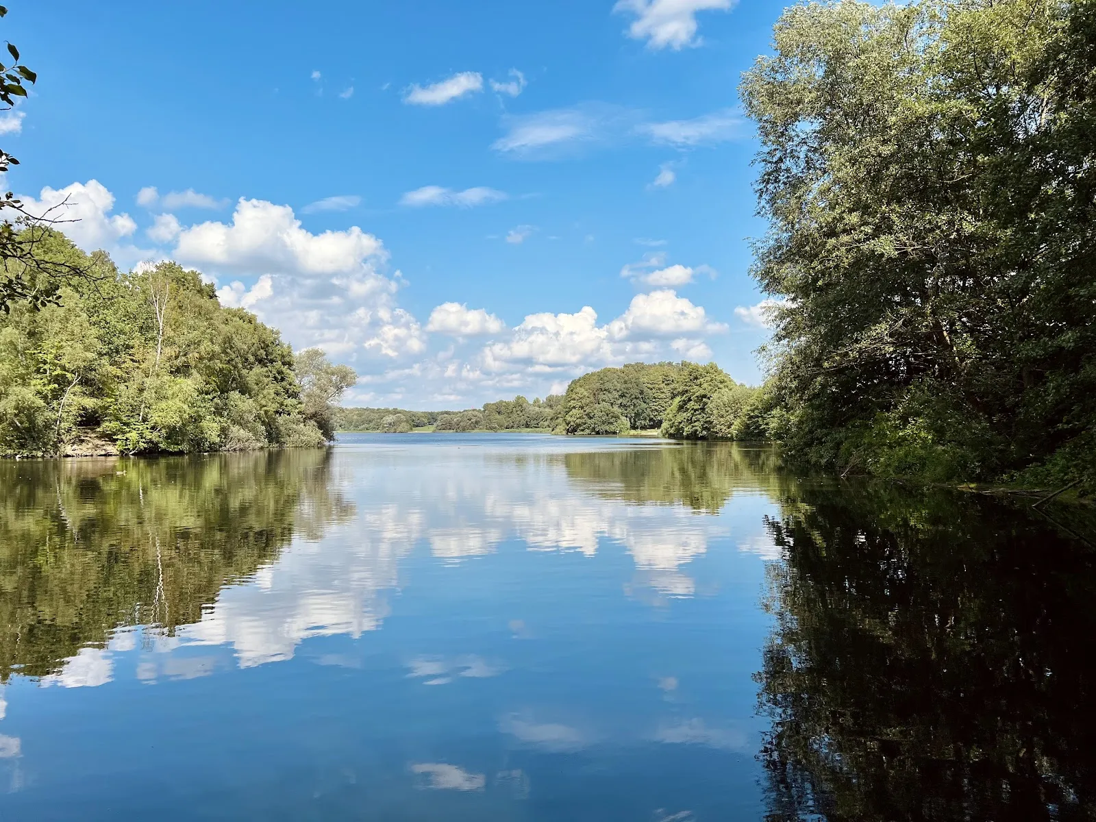 Парк Ойендорфер в Гамбурге с зелёными лужайками и деревьями