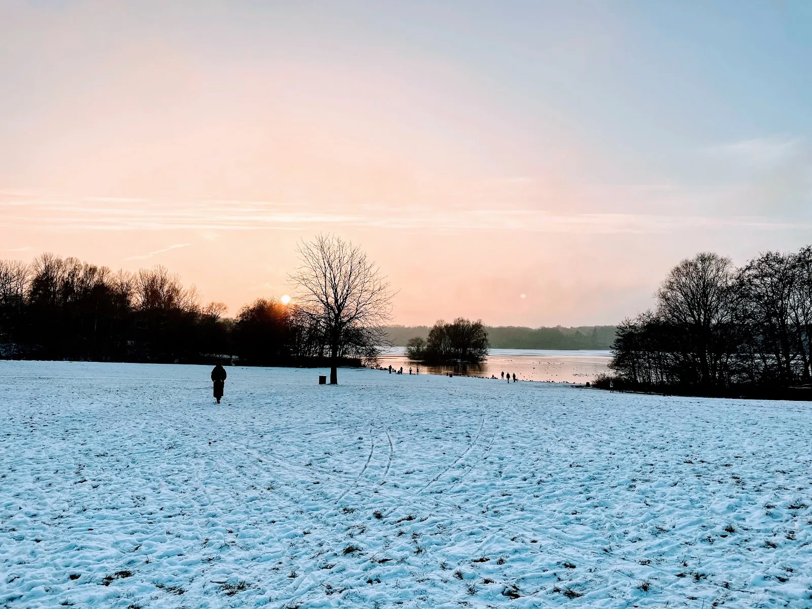 Парк Ойендорфер в Гамбурге с зелёными лужайками и деревьями