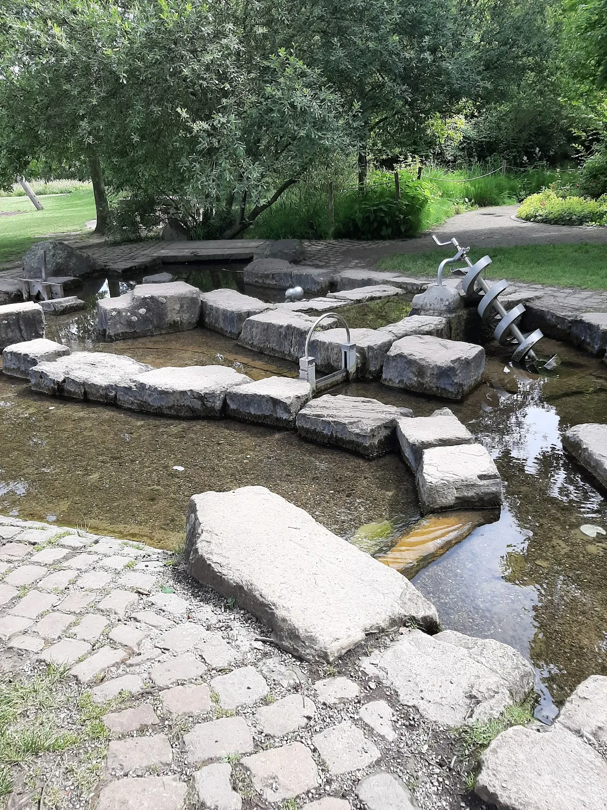 Главный вход в Парк Ощущений с яркой вывеской и множеством посетителей.