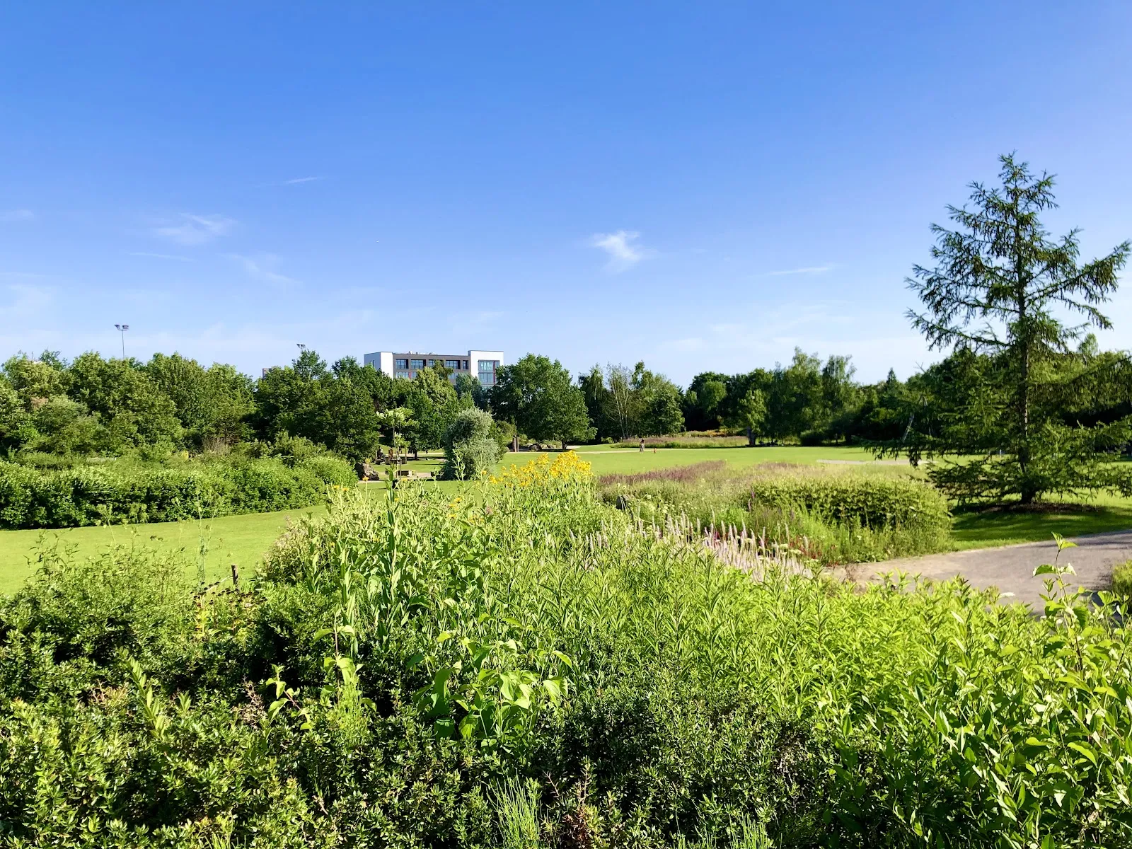 Главный вход в Парк Ощущений с яркой вывеской и множеством посетителей.