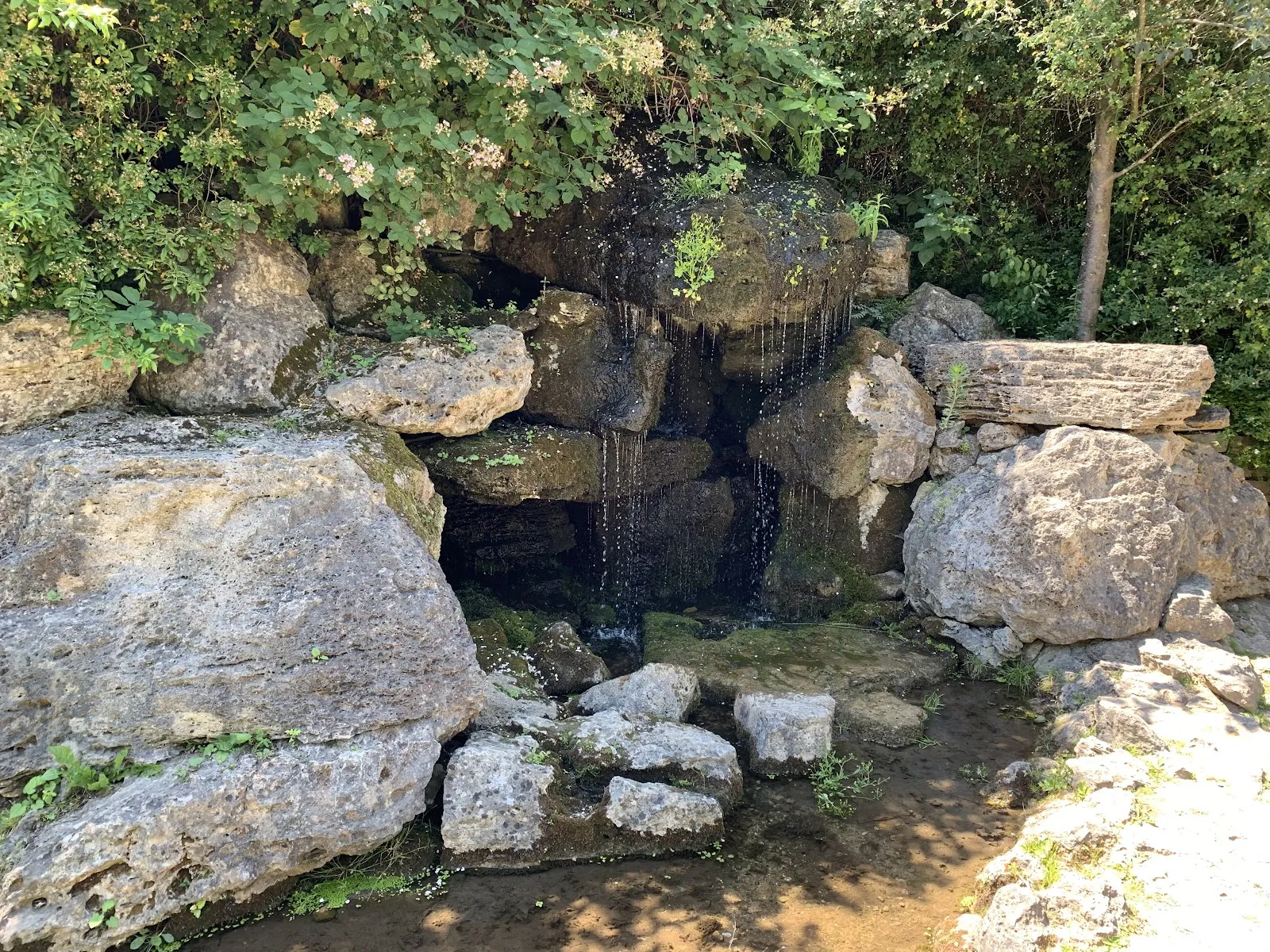 Главный вход в Парк Ощущений с яркой вывеской и множеством посетителей.