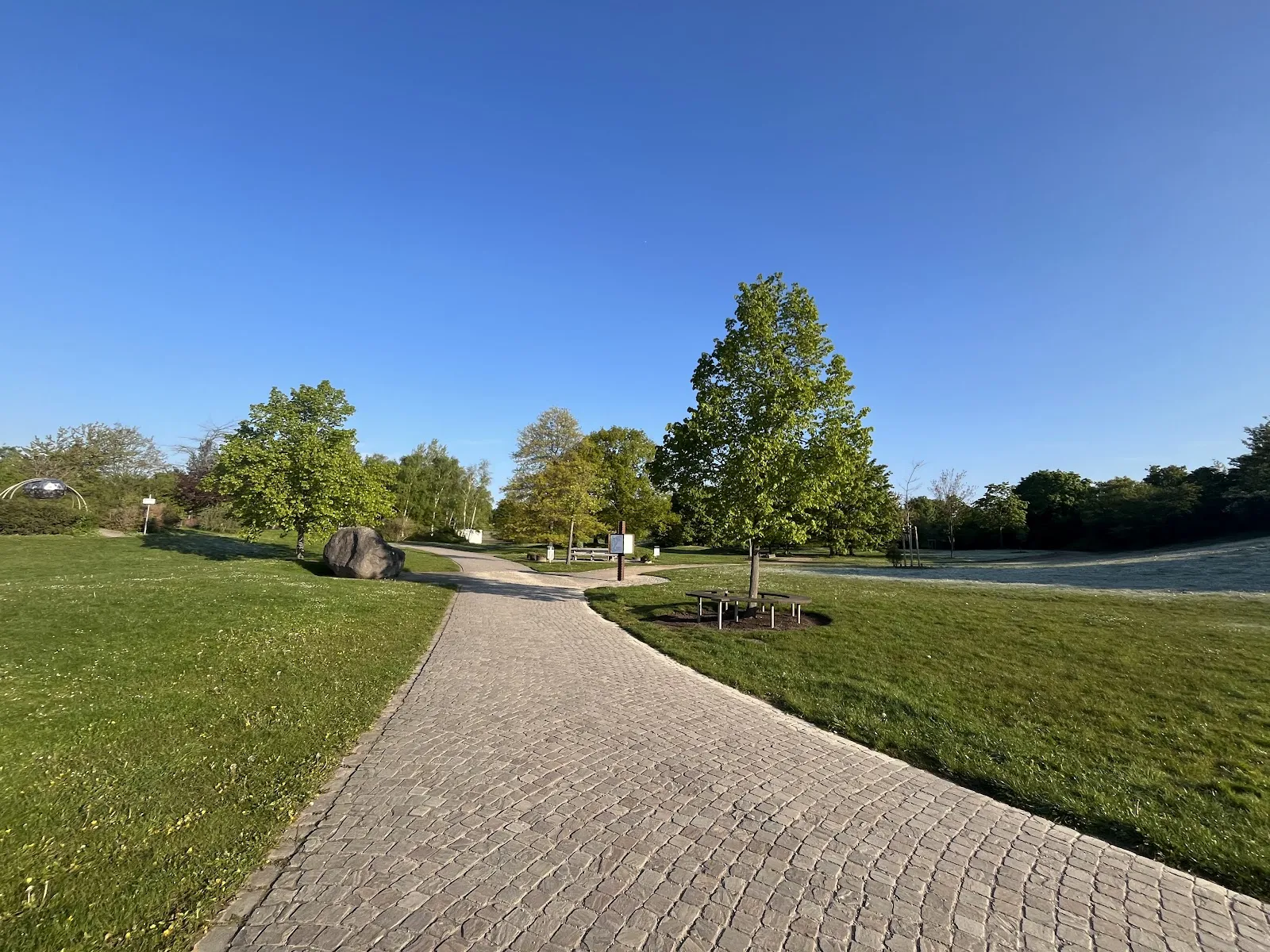 Главный вход в Парк Ощущений с яркой вывеской и множеством посетителей.