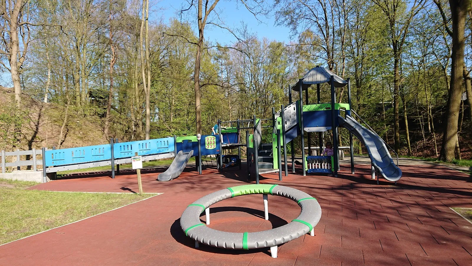 Люди развлекаются в парке развлечений Вингст