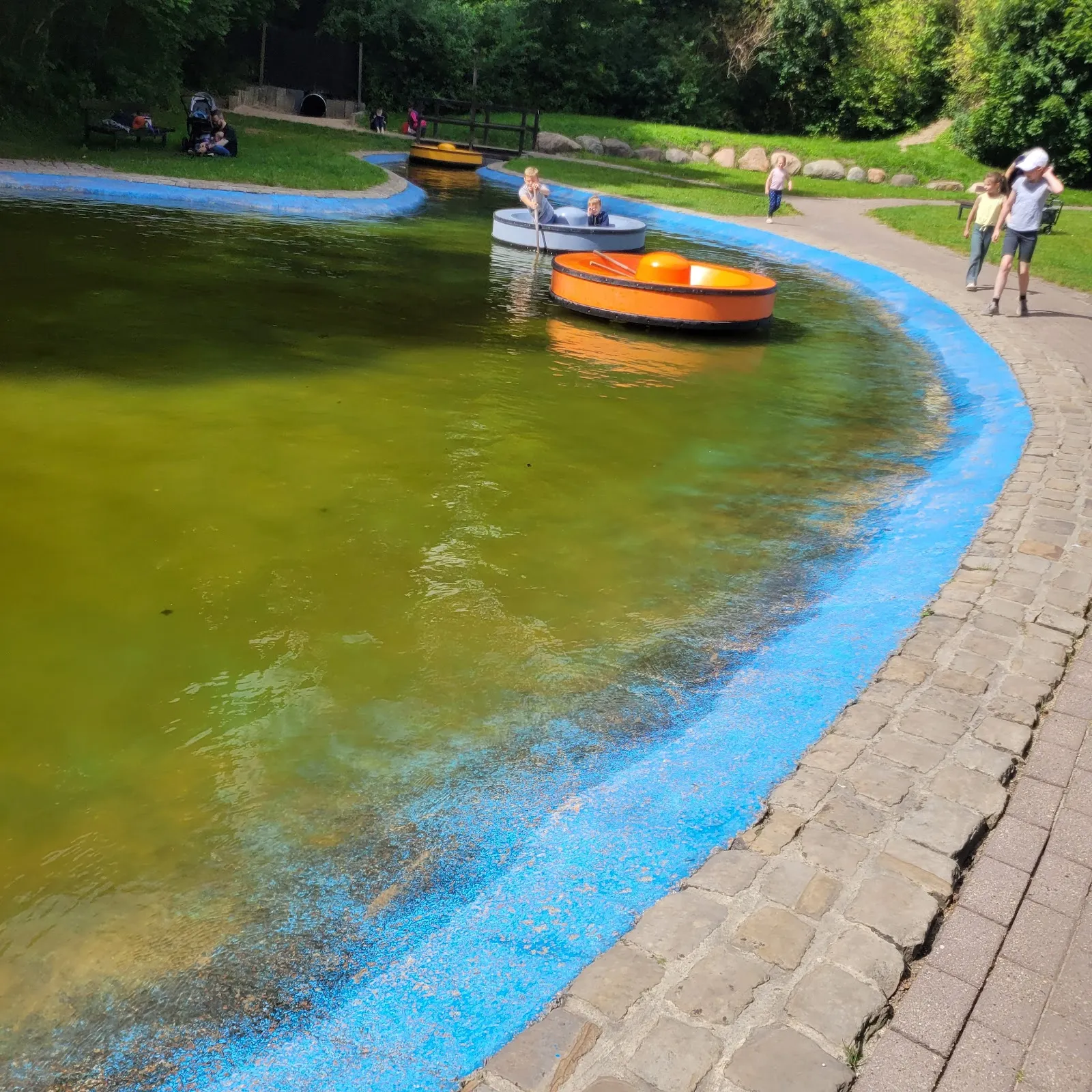 Люди развлекаются в парке развлечений Вингст