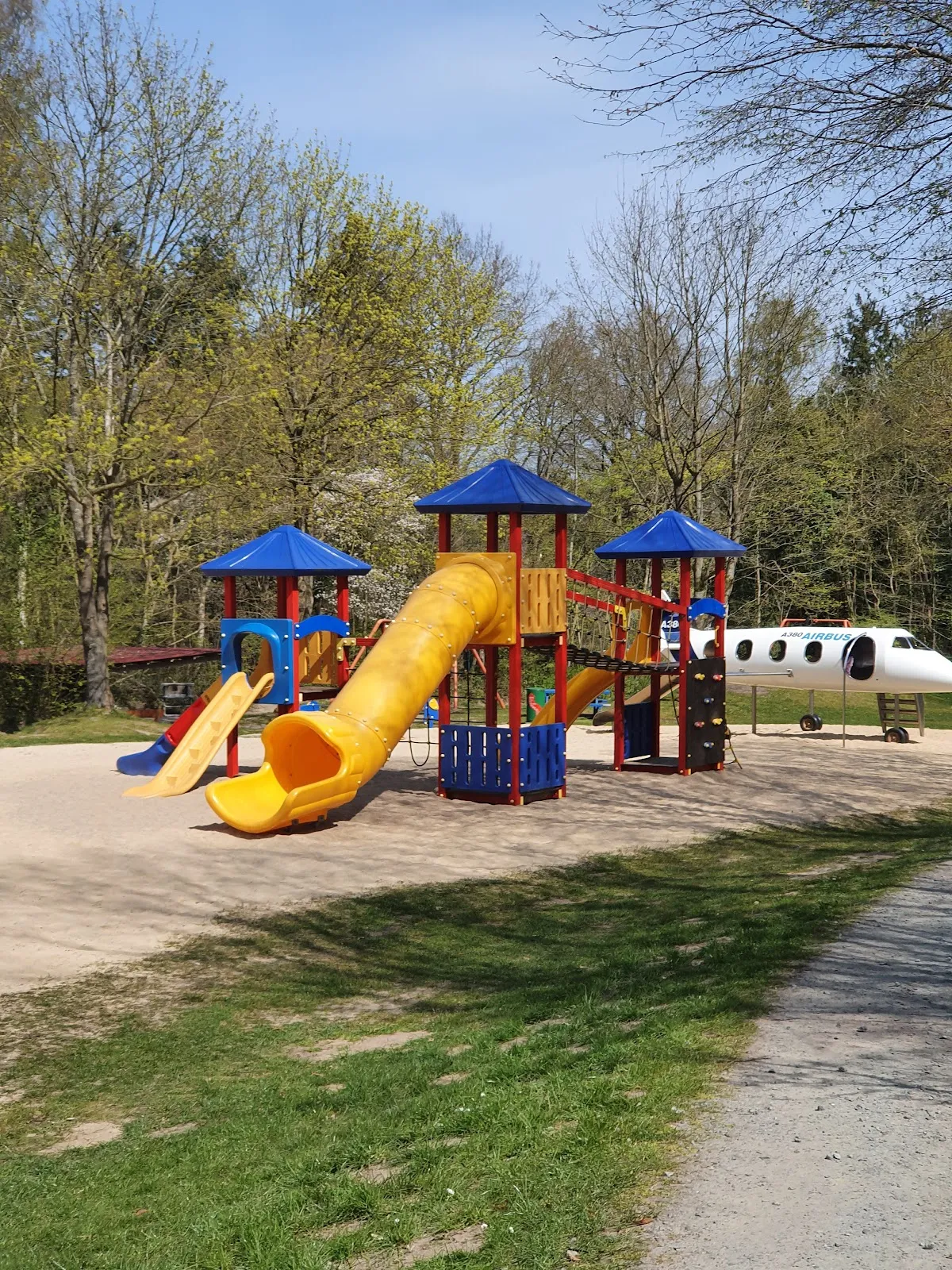 Люди развлекаются в парке развлечений Вингст