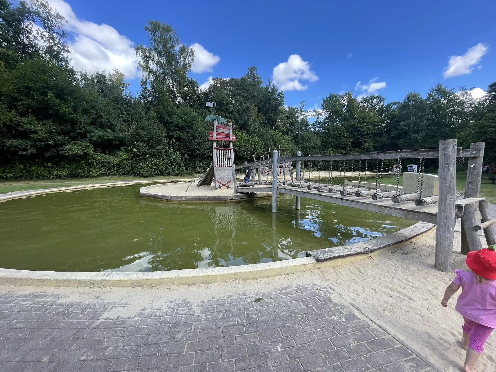 Люди развлекаются в парке развлечений Вингст