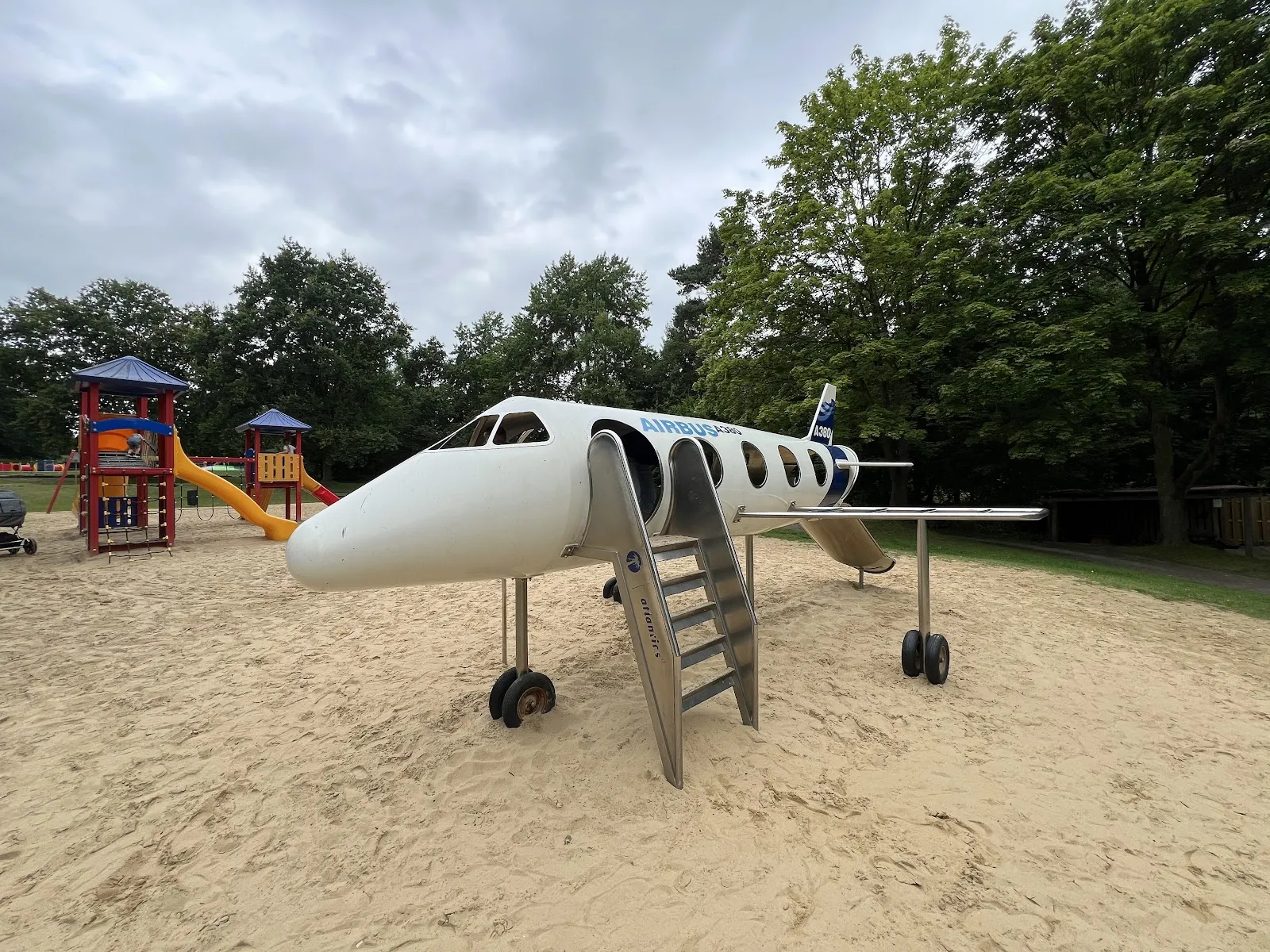 Люди развлекаются в парке развлечений Вингст