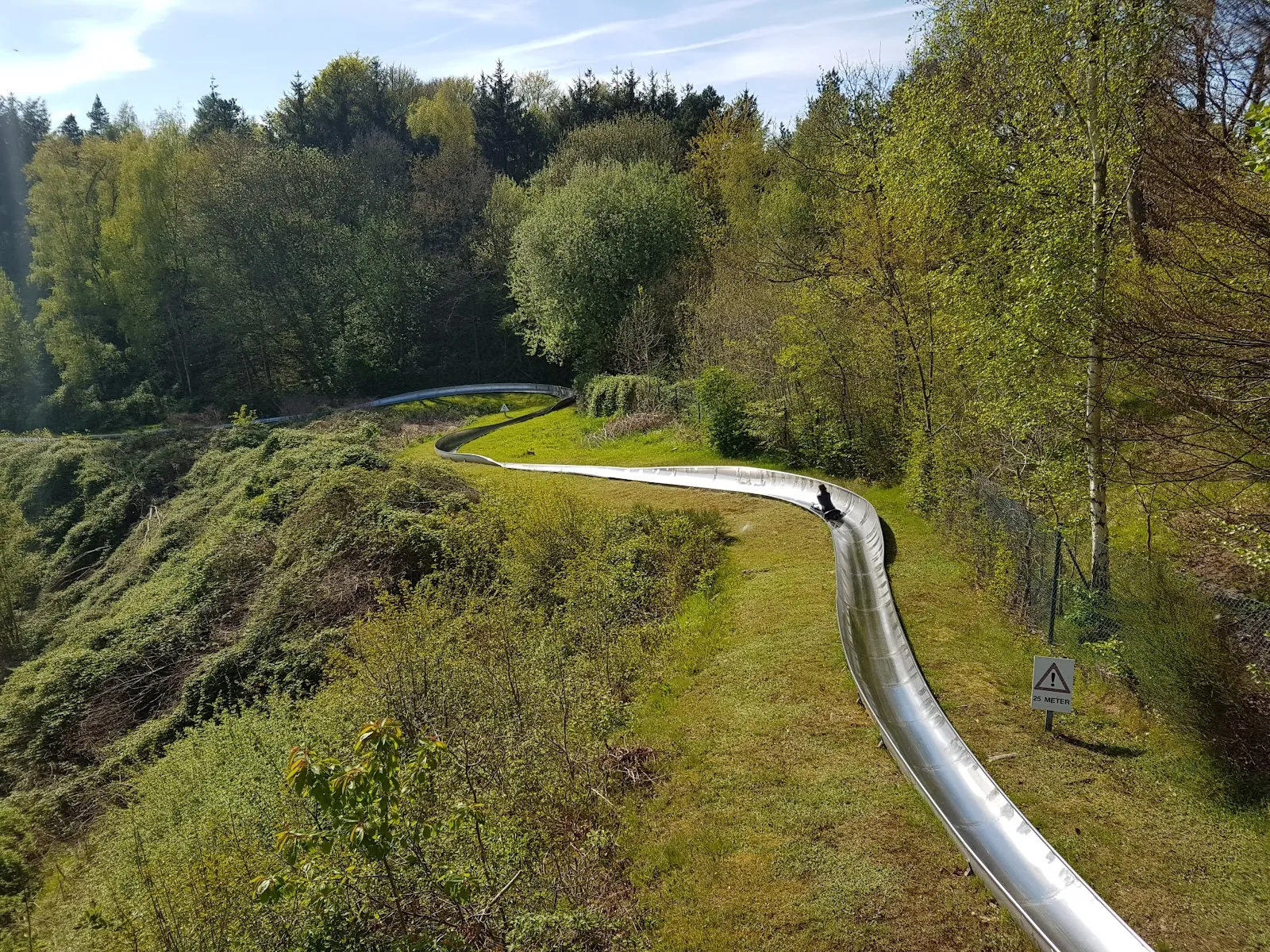 Люди развлекаются в парке развлечений Вингст