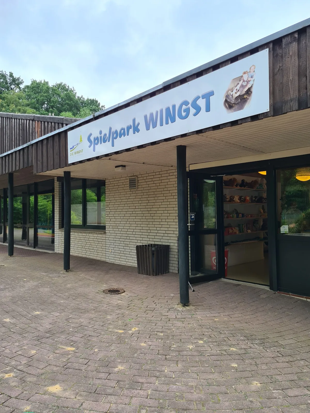 Люди развлекаются в парке развлечений Вингст