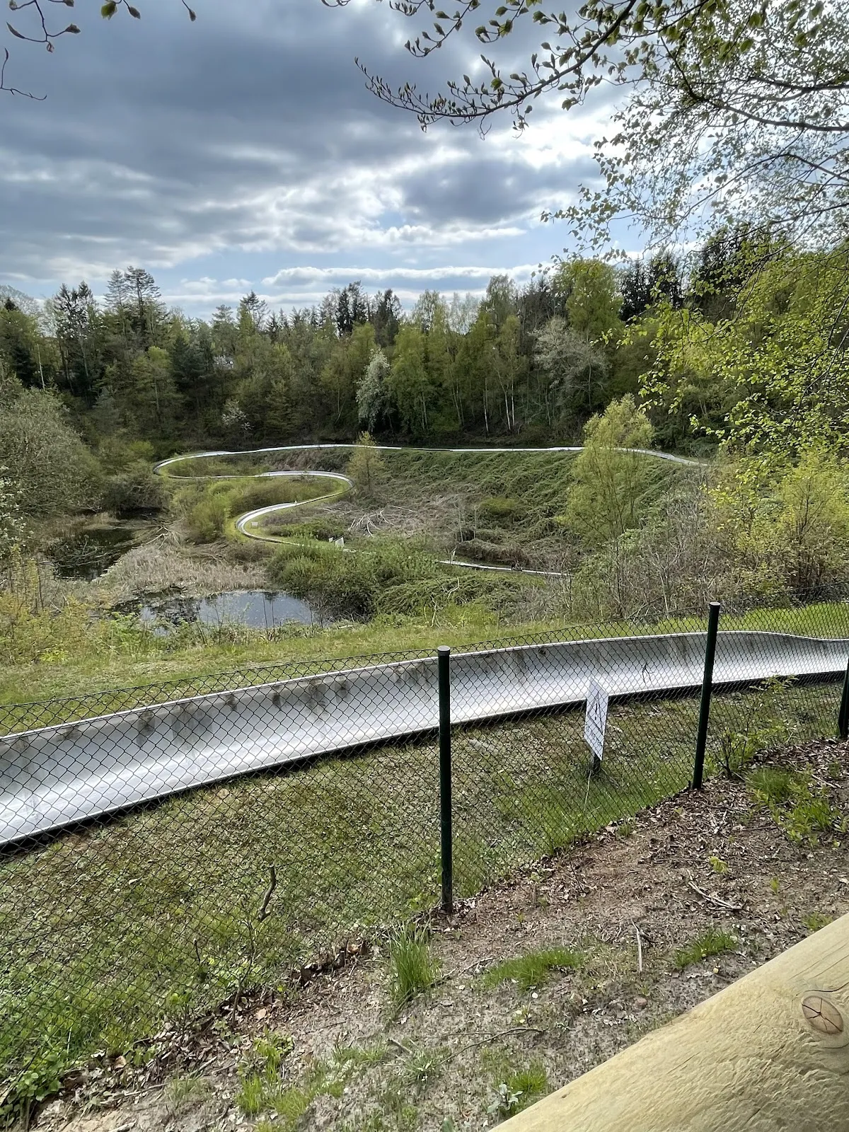 Люди развлекаются в парке развлечений Вингст