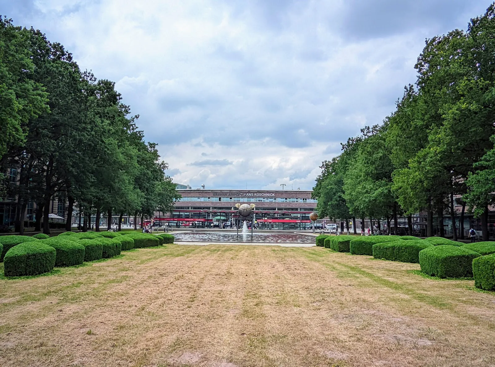 Парк у аэропорта Бремен с деревьями и газоном