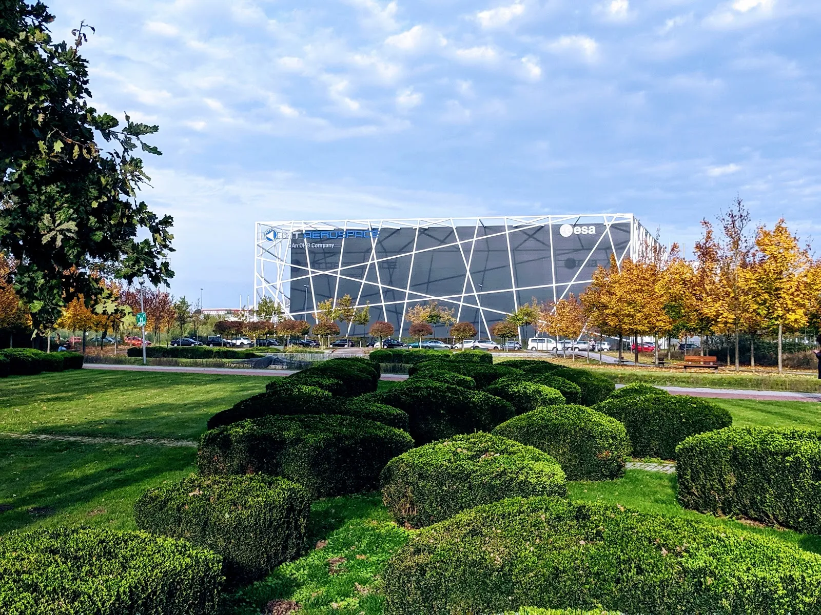 Парк у аэропорта Бремен с деревьями и газоном