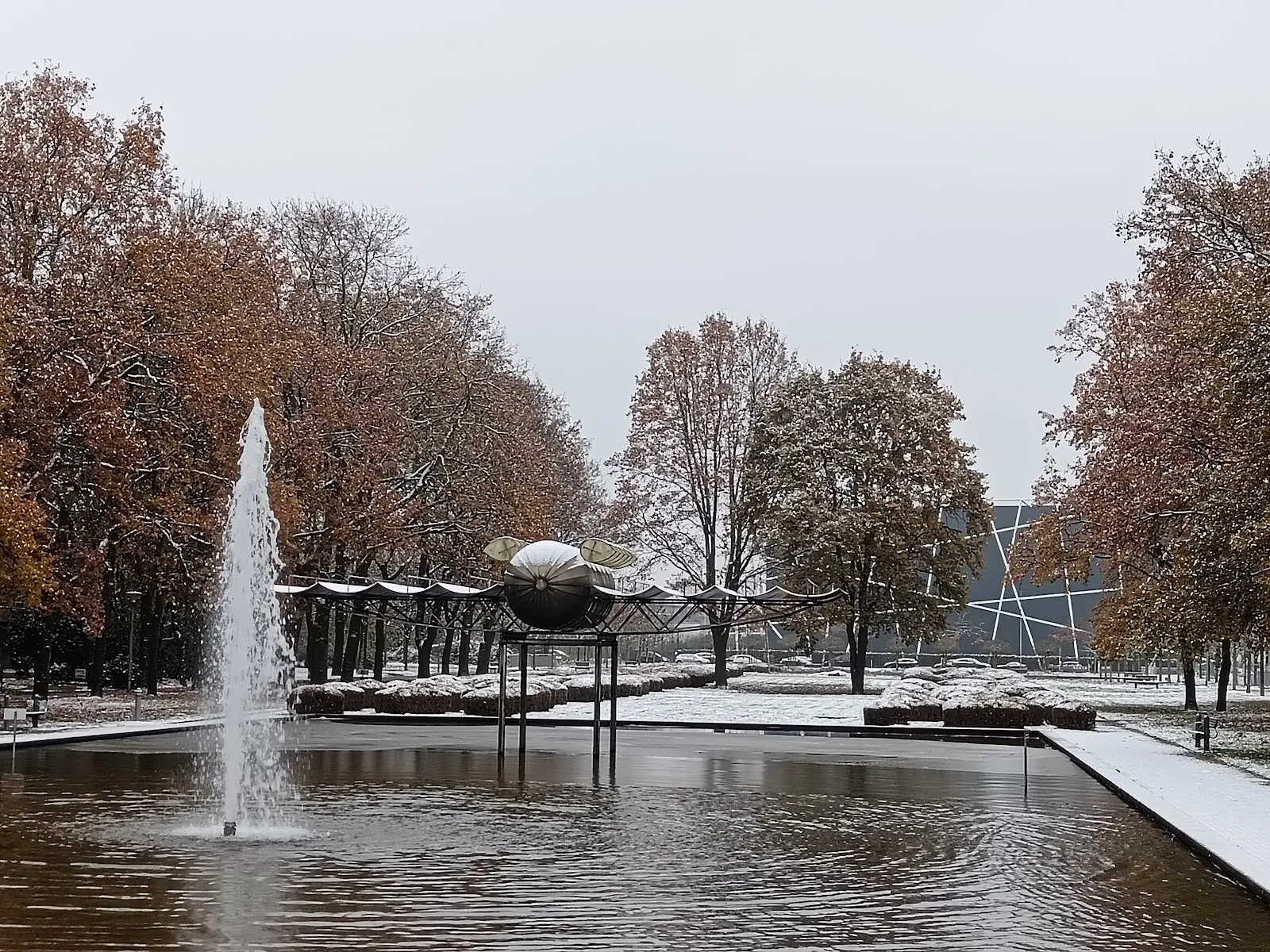 Парк у аэропорта Бремен с деревьями и газоном