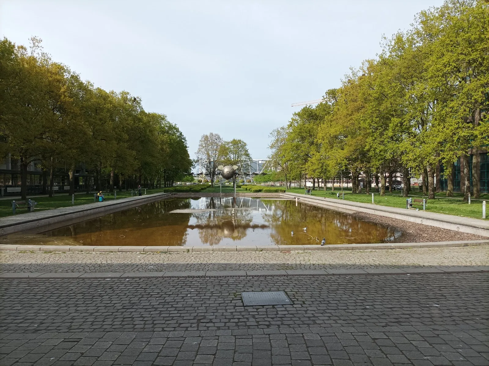 Парк у аэропорта Бремен с деревьями и газоном