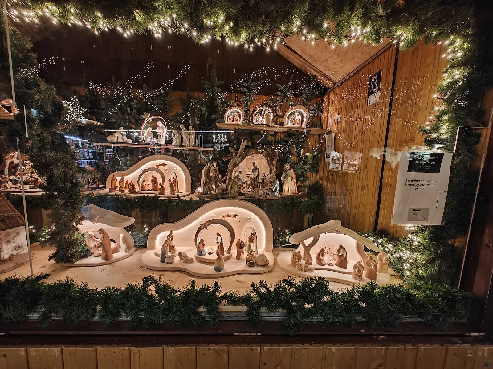 Зеленый парк Вальдтхаузен в Эссене с деревьями и дорожками