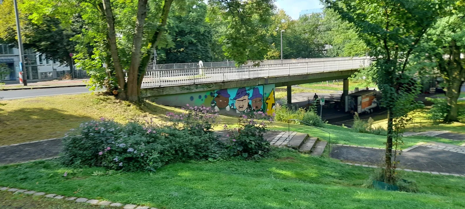 Зеленый парк Вальдтхаузен в Эссене с деревьями и дорожками