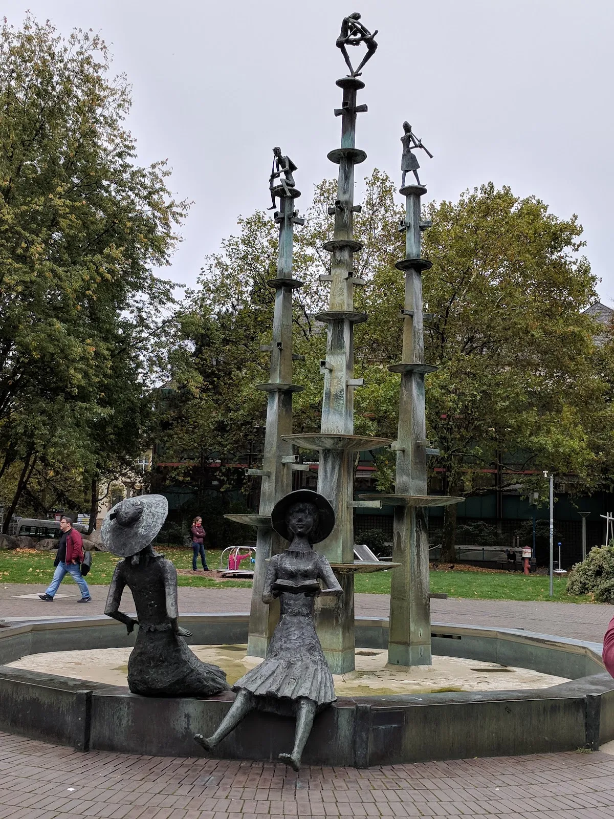 Зеленый парк Вальдтхаузен в Эссене с деревьями и дорожками