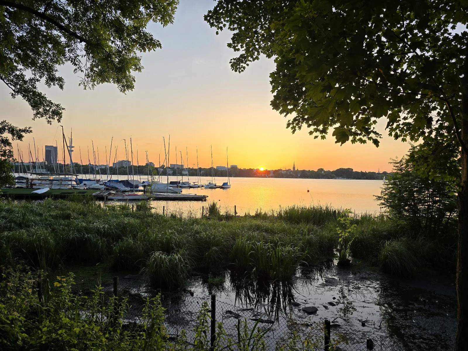Парковая скамья с видом на Альстер