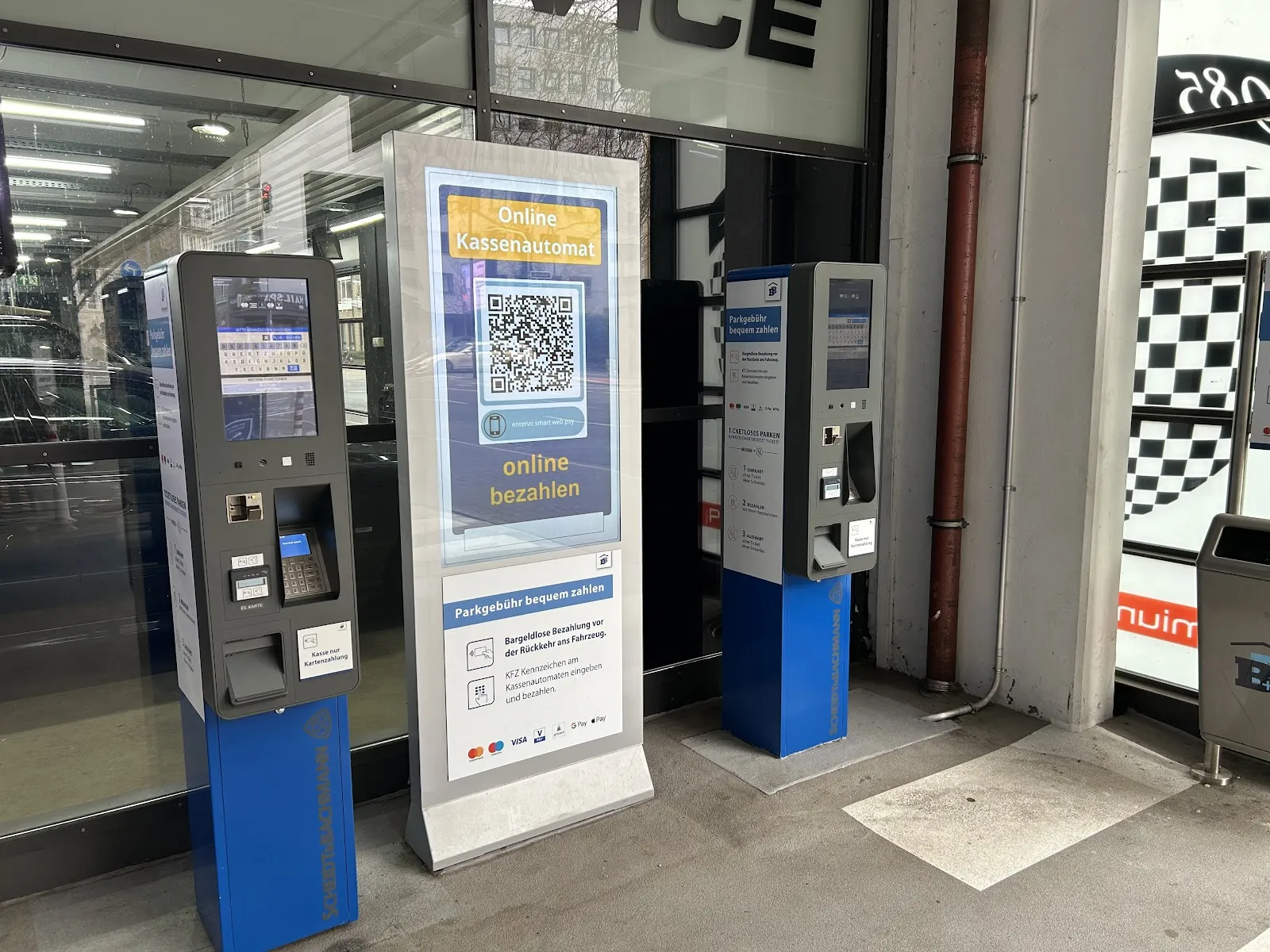 Здание парковки B+B в Дюссельдорфе