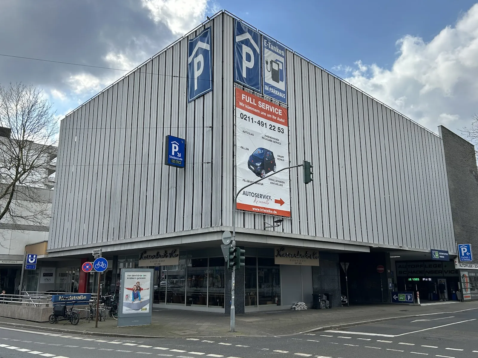 Здание парковки B+B в Дюссельдорфе