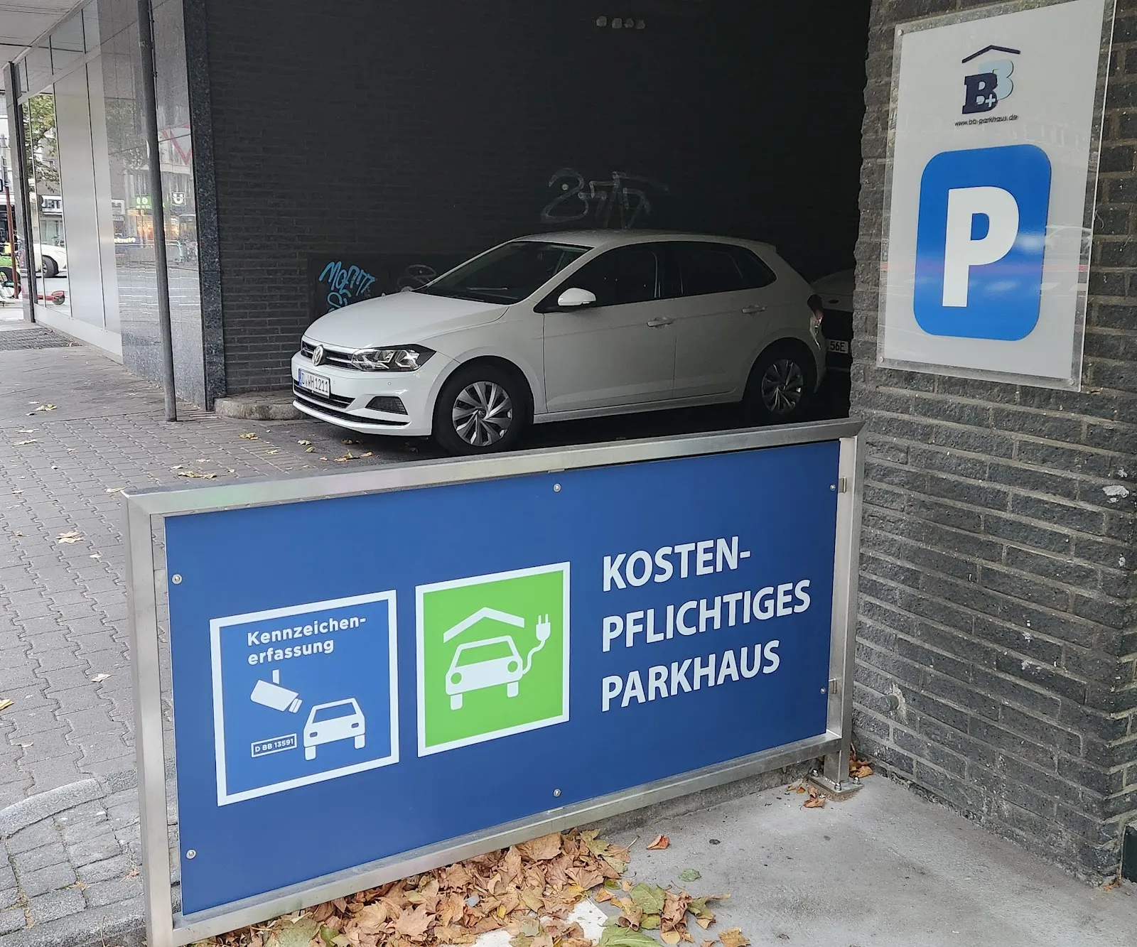 Здание парковки B+B в Дюссельдорфе