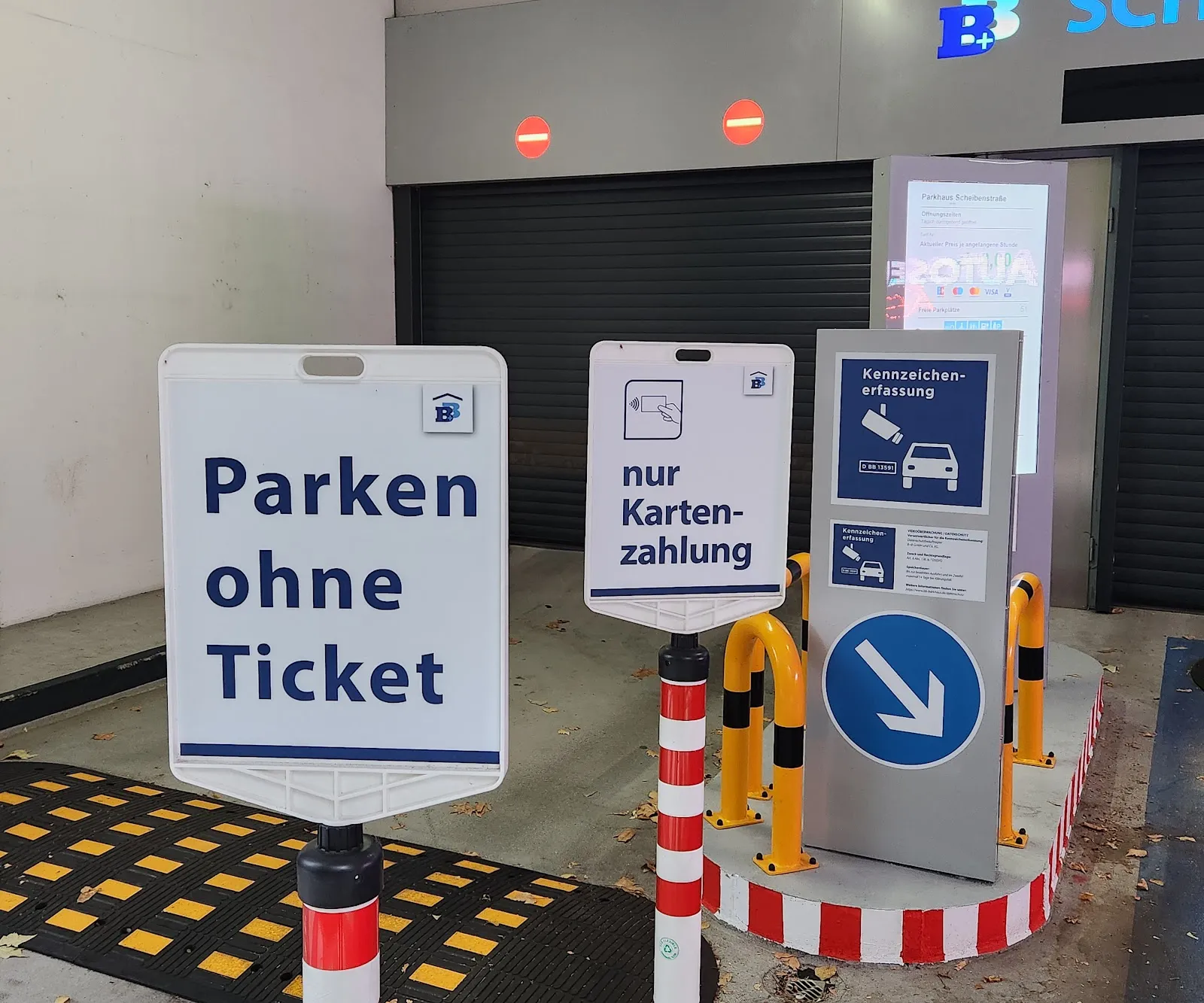 Здание парковки B+B в Дюссельдорфе