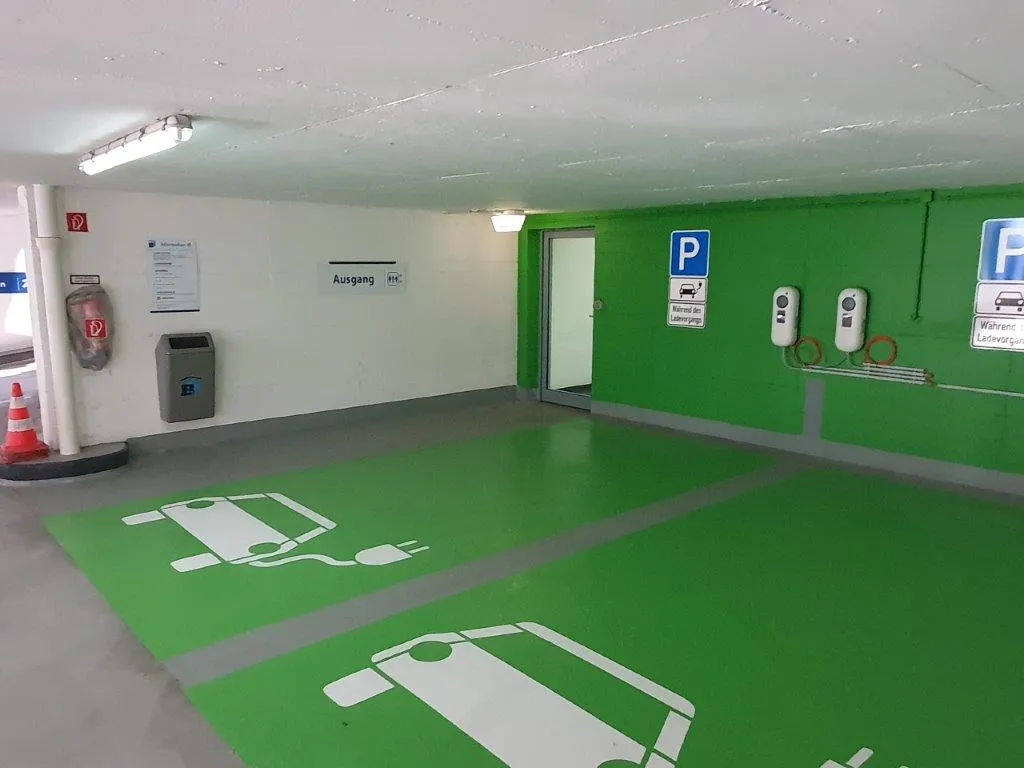 Здание парковки B+B в Дюссельдорфе