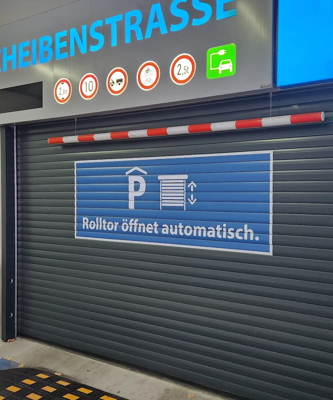 Здание парковки B+B в Дюссельдорфе