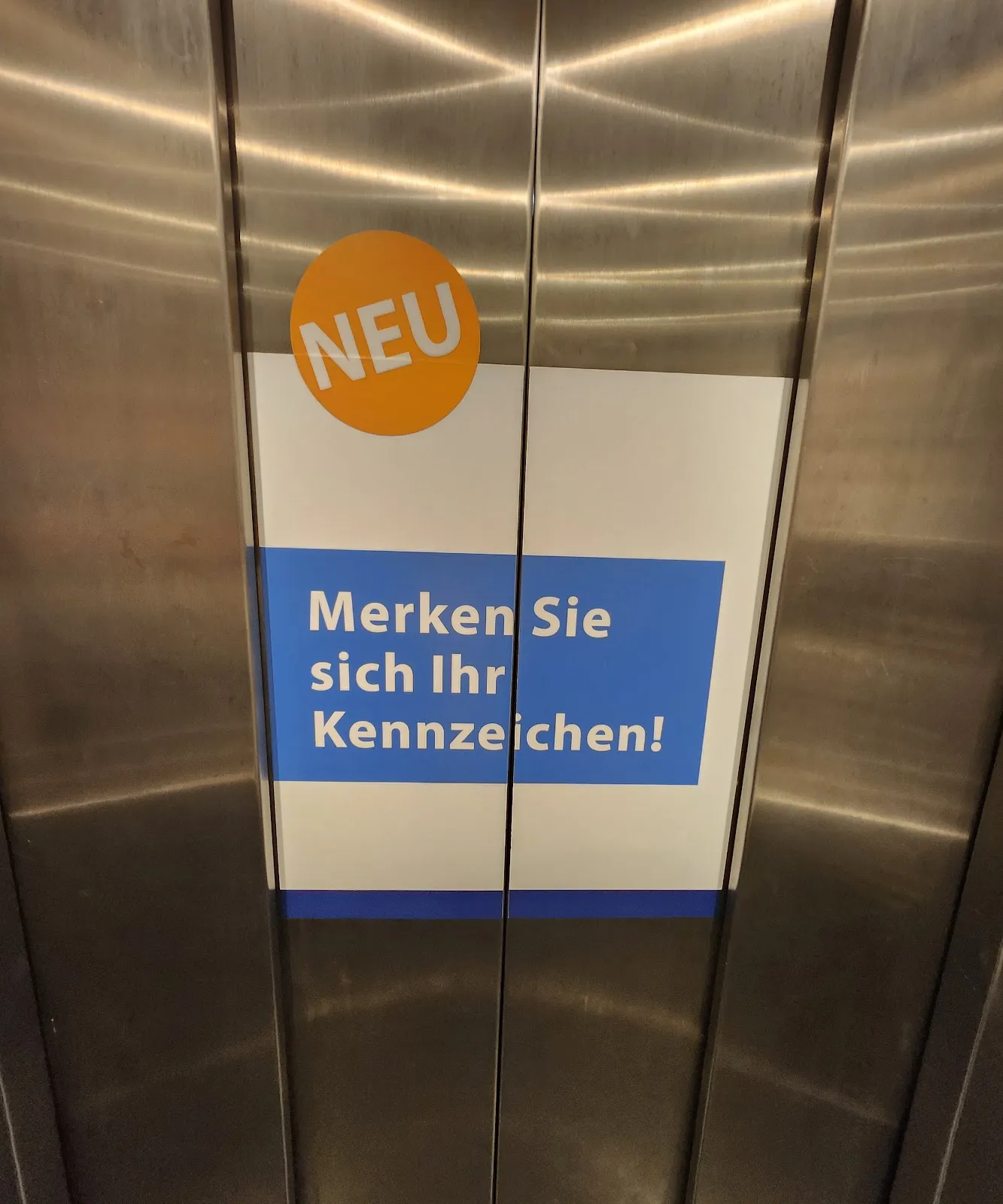 Здание парковки B+B в Дюссельдорфе