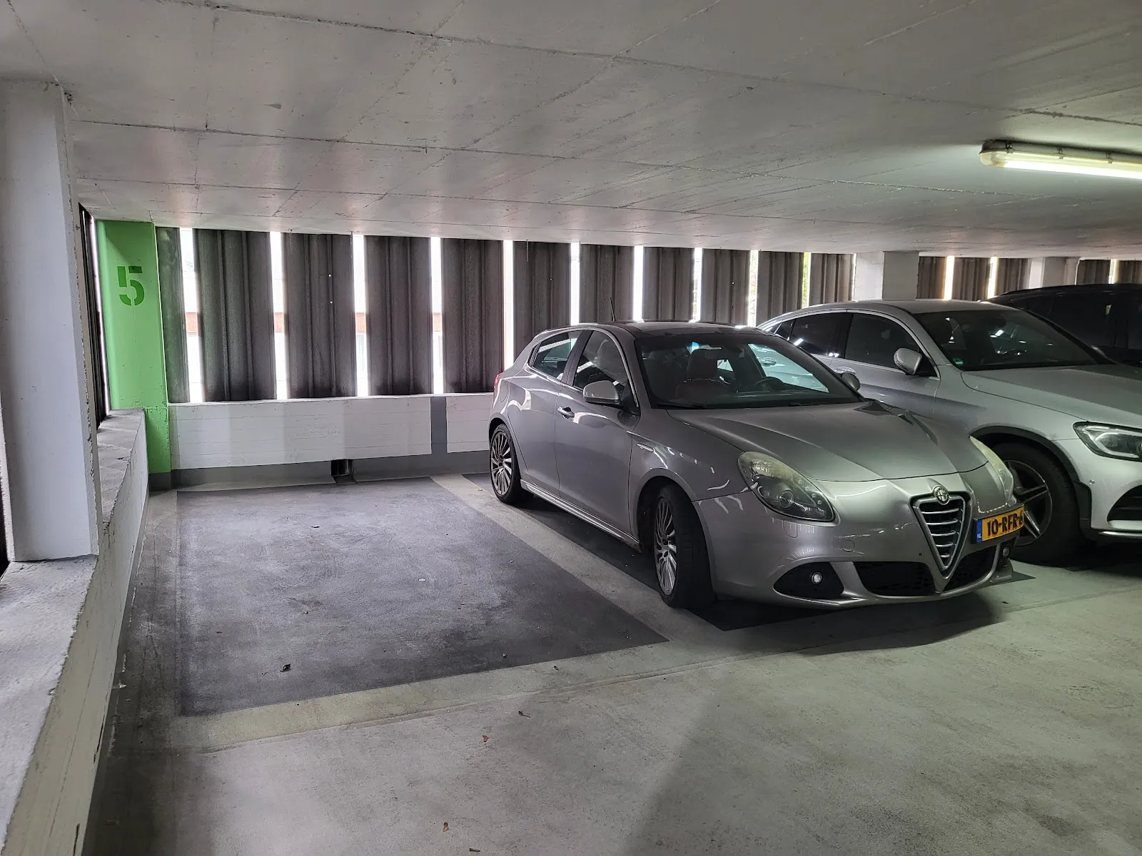 Здание парковки B+B в Дюссельдорфе