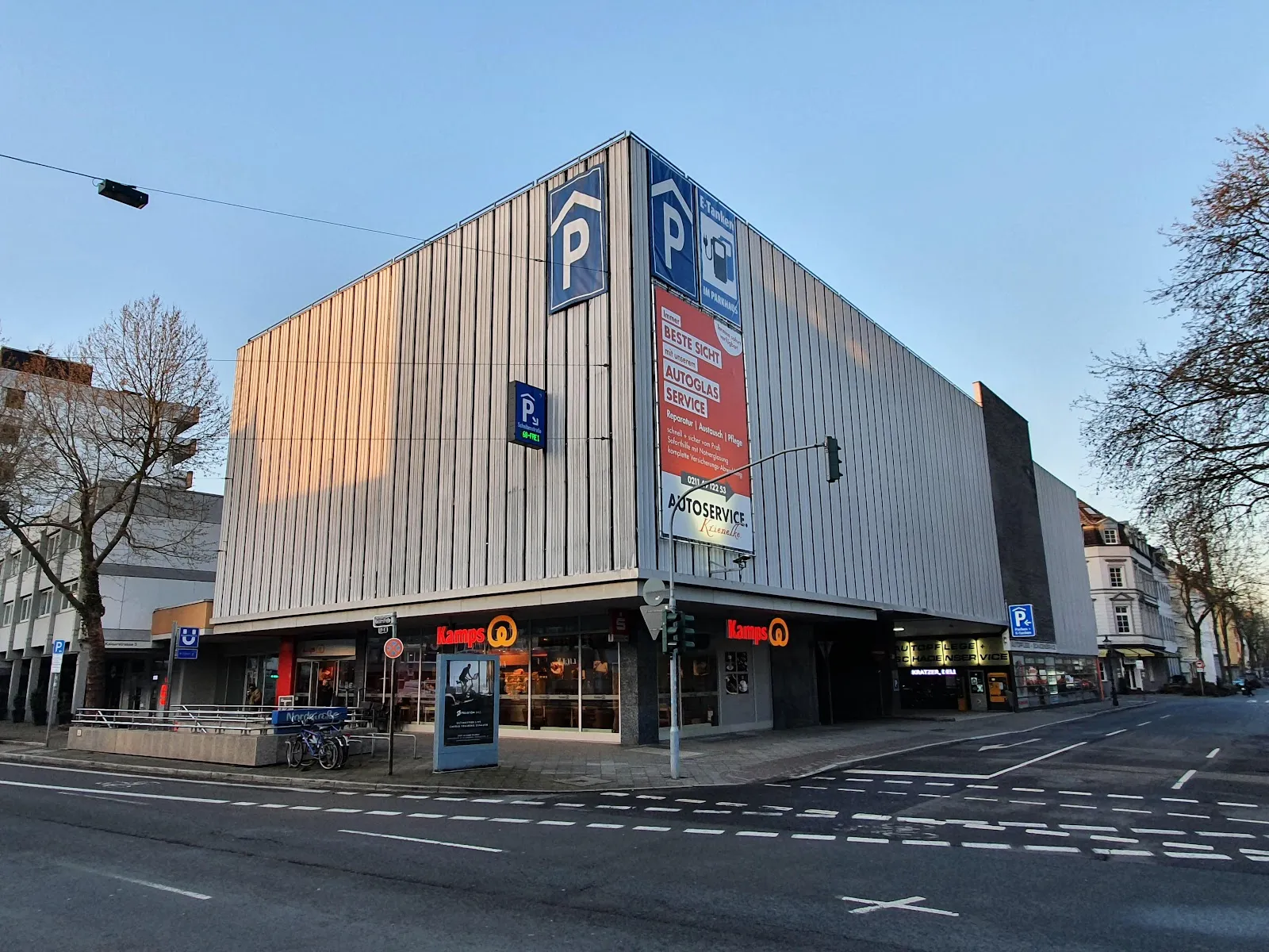 Здание парковки B+B в Дюссельдорфе