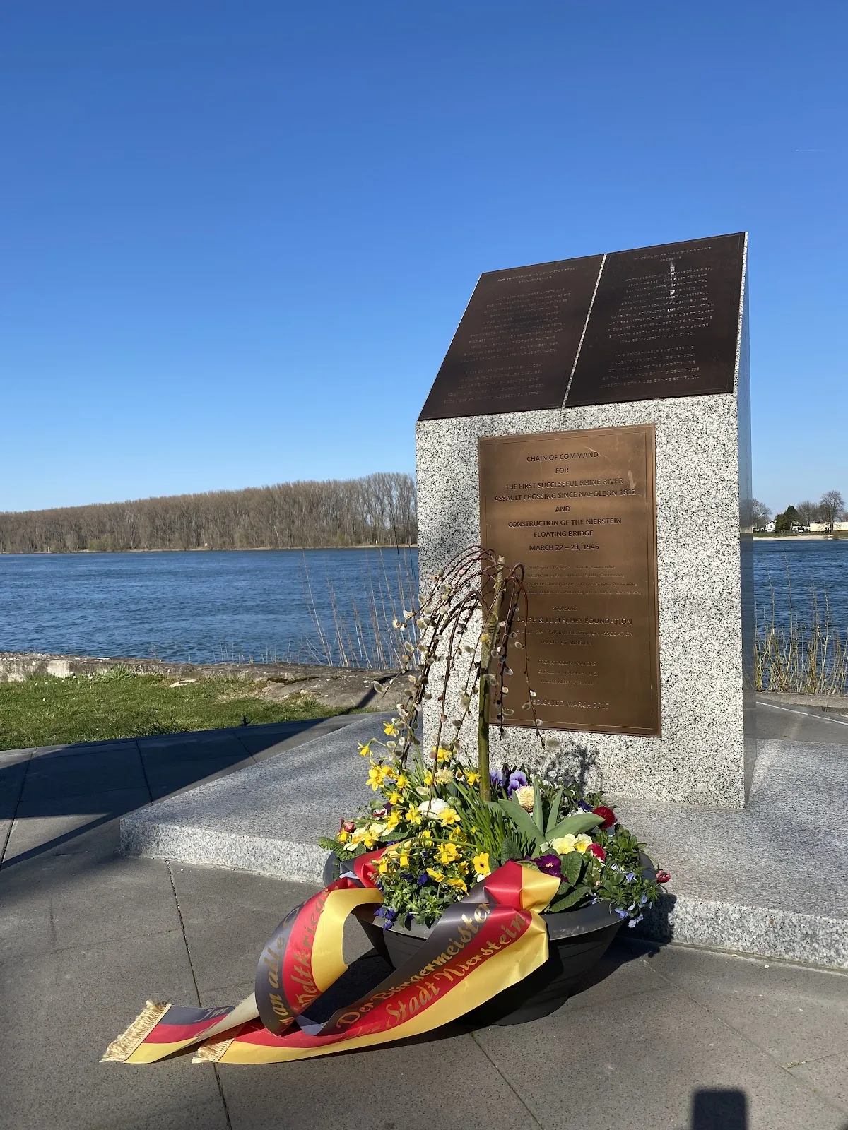 Вид на набережную Рейна в Нирштайне, Германия, с мостом и водой.