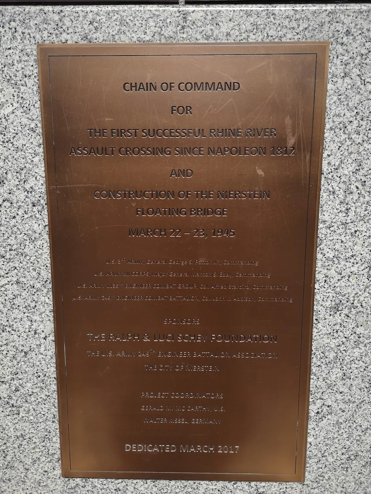Вид на набережную Рейна в Нирштайне, Германия, с мостом и водой.
