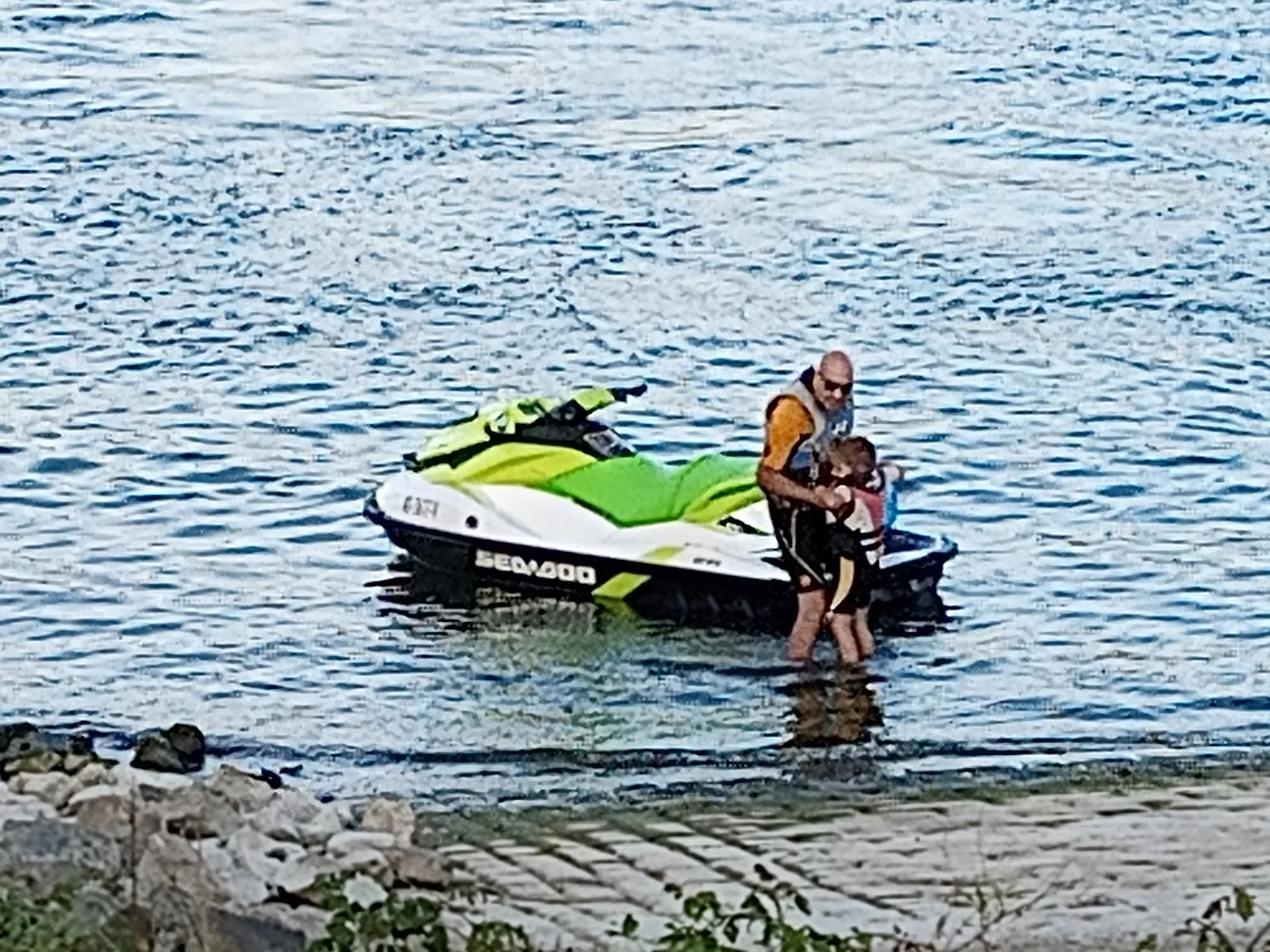 Вид на набережную Рейна в Нирштайне, Германия, с мостом и водой.