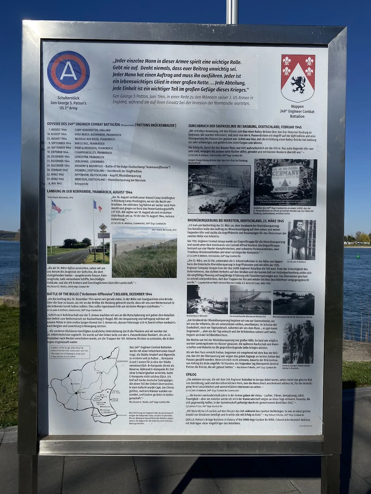 Вид на набережную Рейна в Нирштайне, Германия, с мостом и водой.