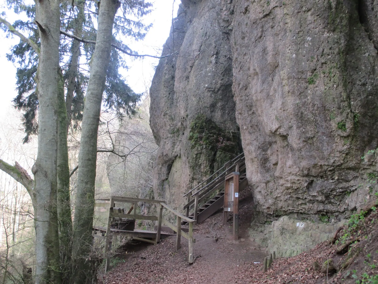 Вход в Пещеру Бухенлох, природная достопримечательность Германии