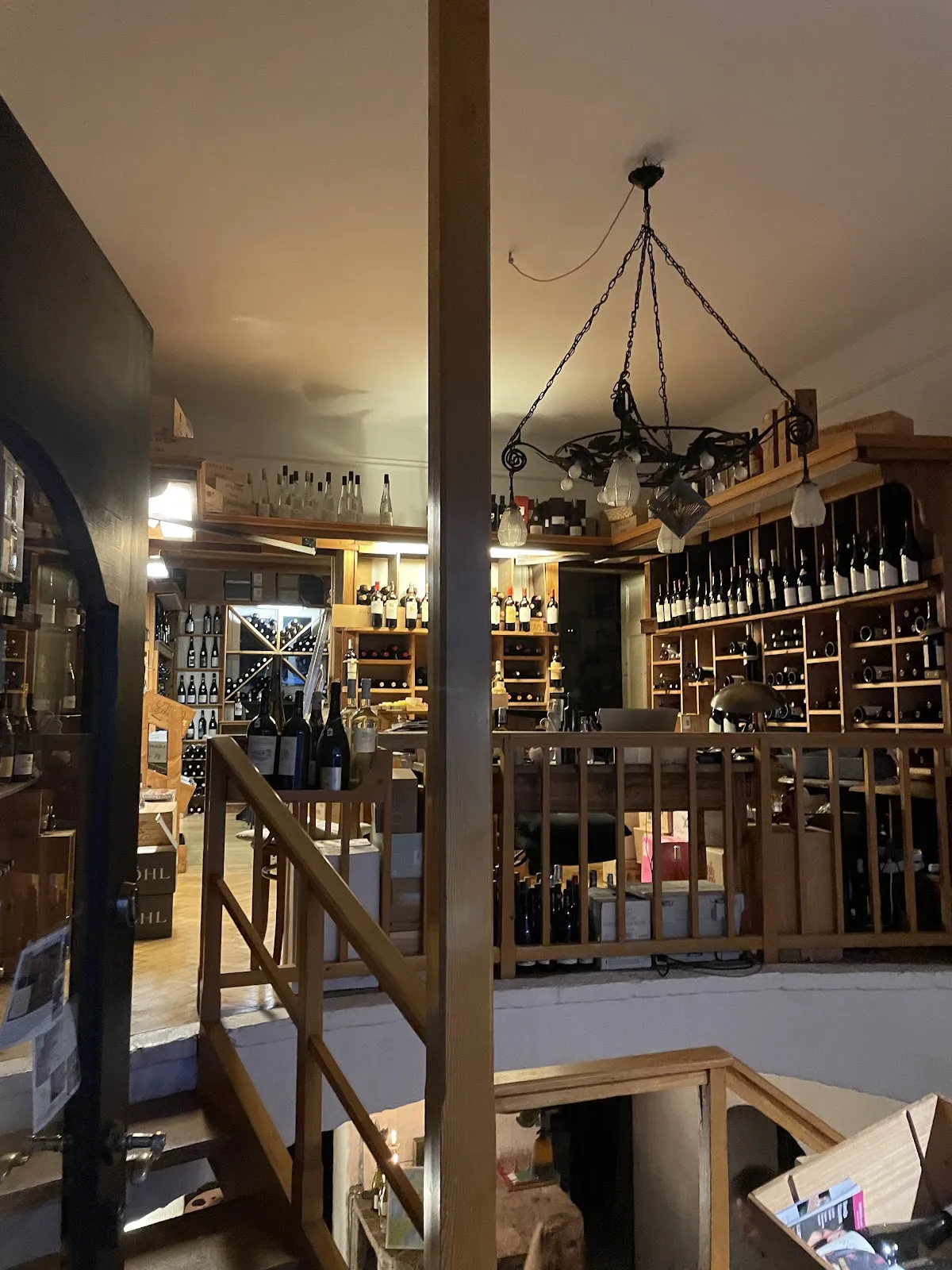 Атмосфера винного погреба в Пещерах Миди